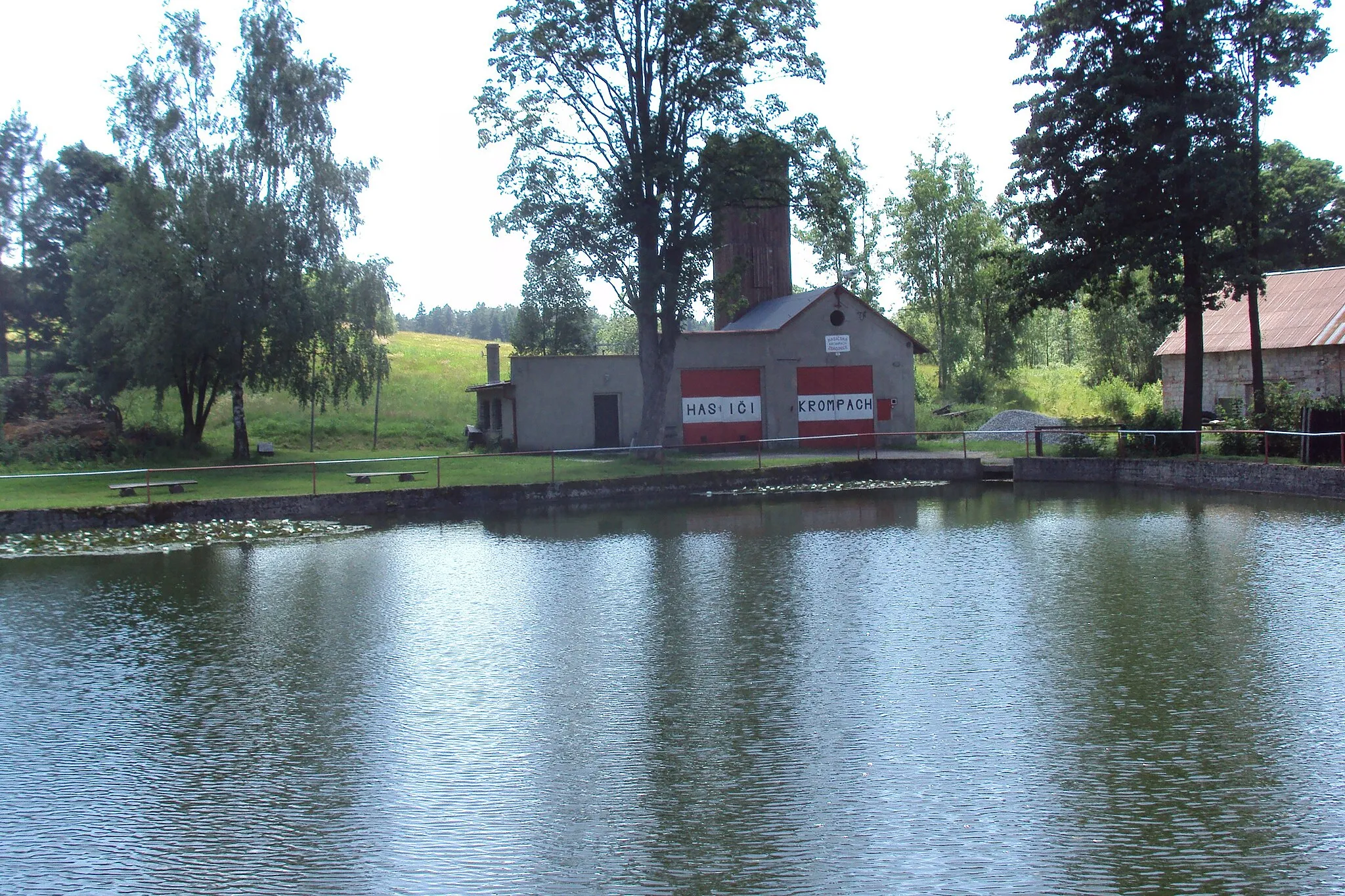 Photo showing: Rybníček ve středu obce, za ním požární zbrojnice