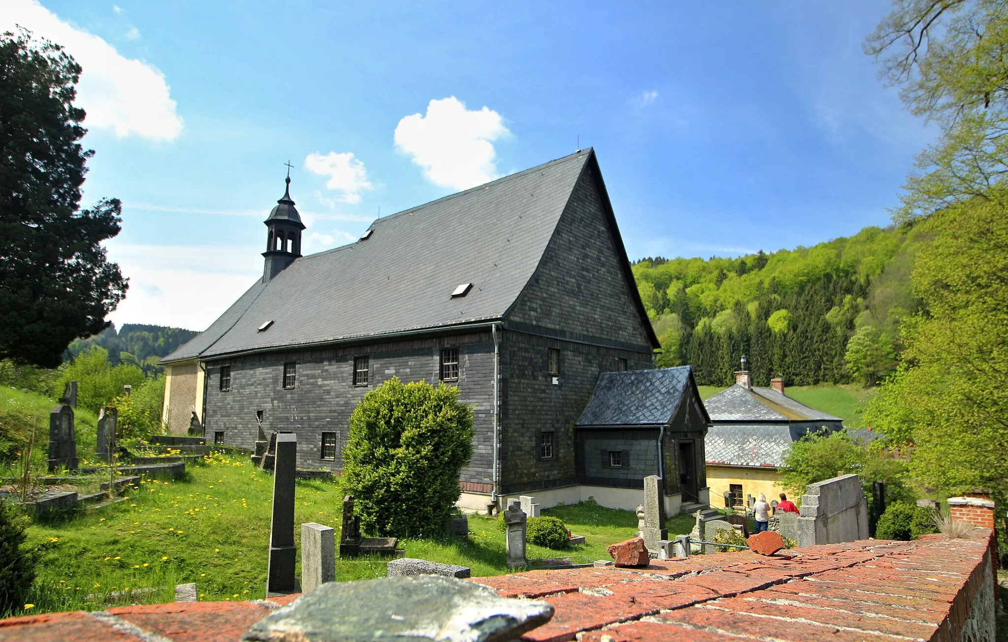 Photo showing: Kryštofovo údolí, hřbitovní kostel sv. Kryštofa s márničkou a farou