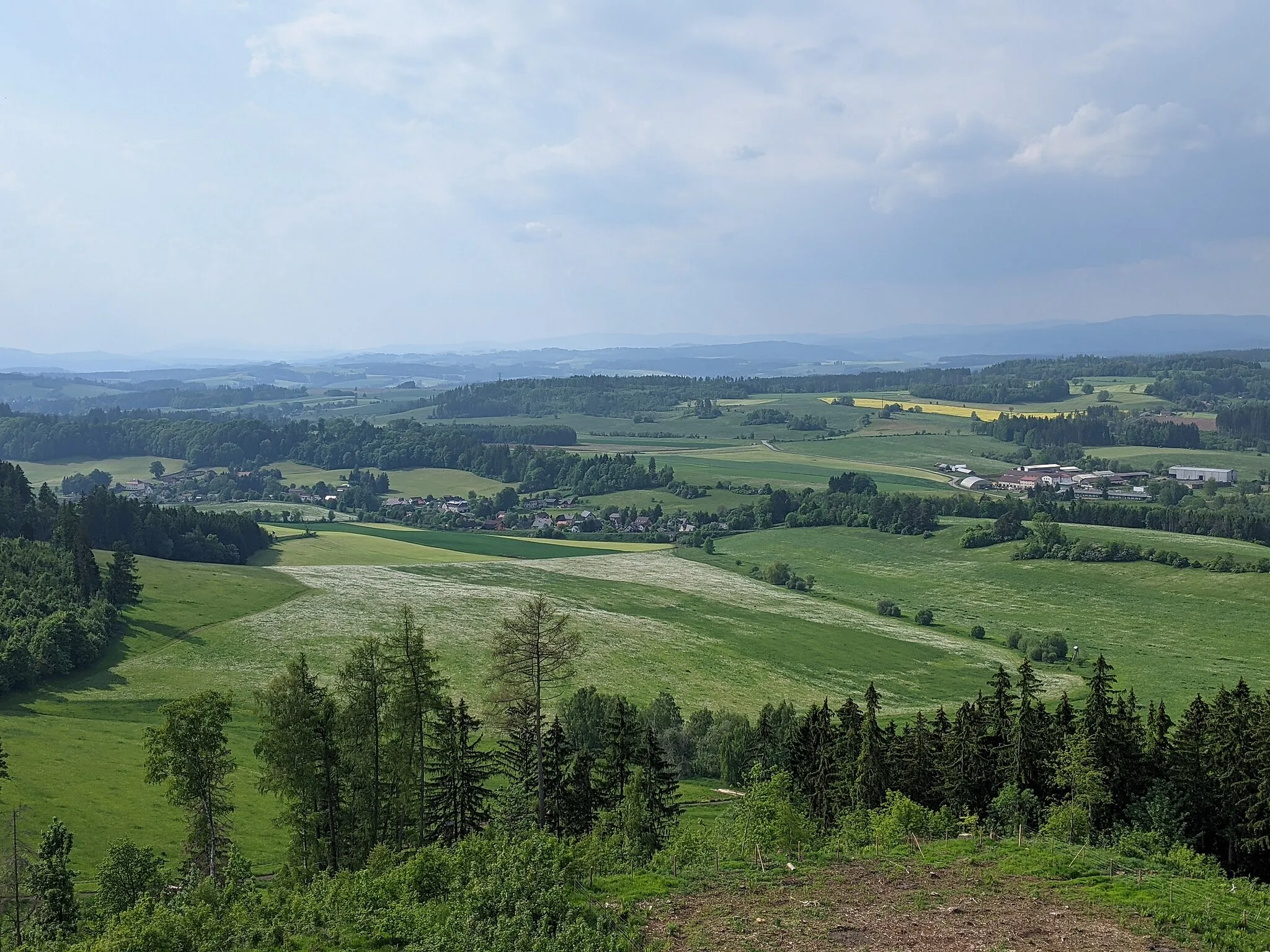 Photo showing: Kozinec - rozhledna u Vidochova - výhledy k severu (Krkonoše a jejich podhůří - okolí Levínské Olešnice)