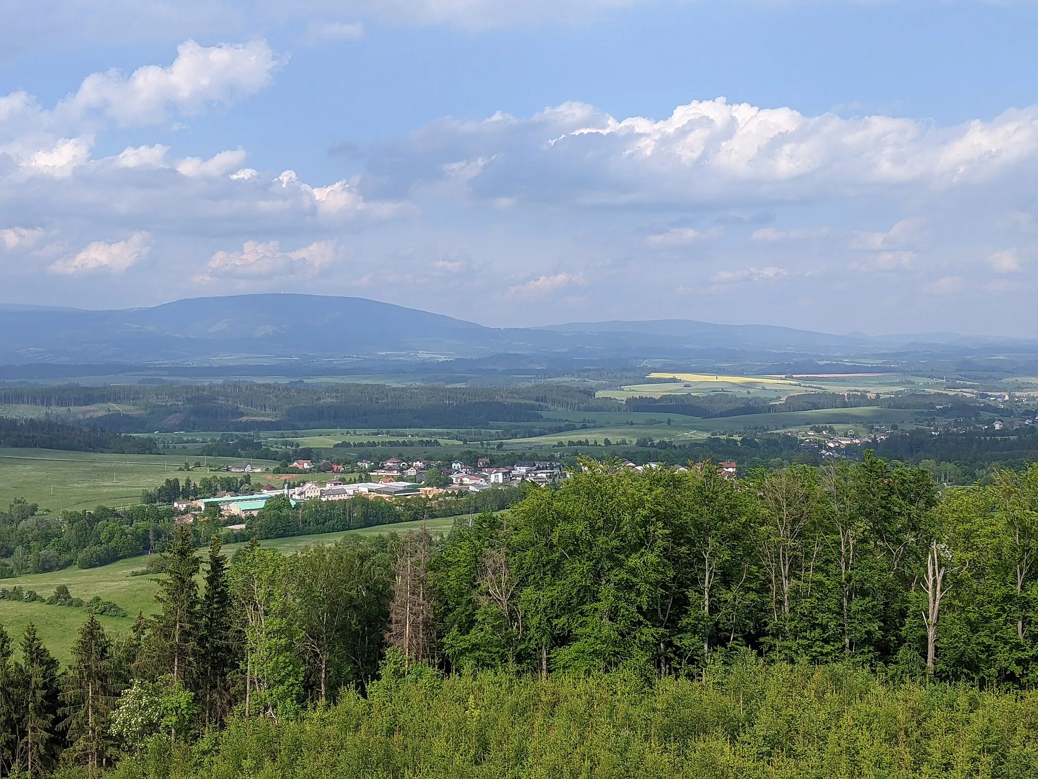 Photo showing: Kozinec - rozhledna u Vidochova - výhledy k severu (Krkonoše a jejich podhůří - okolí Nedaříže a Horky u Staré Paky)