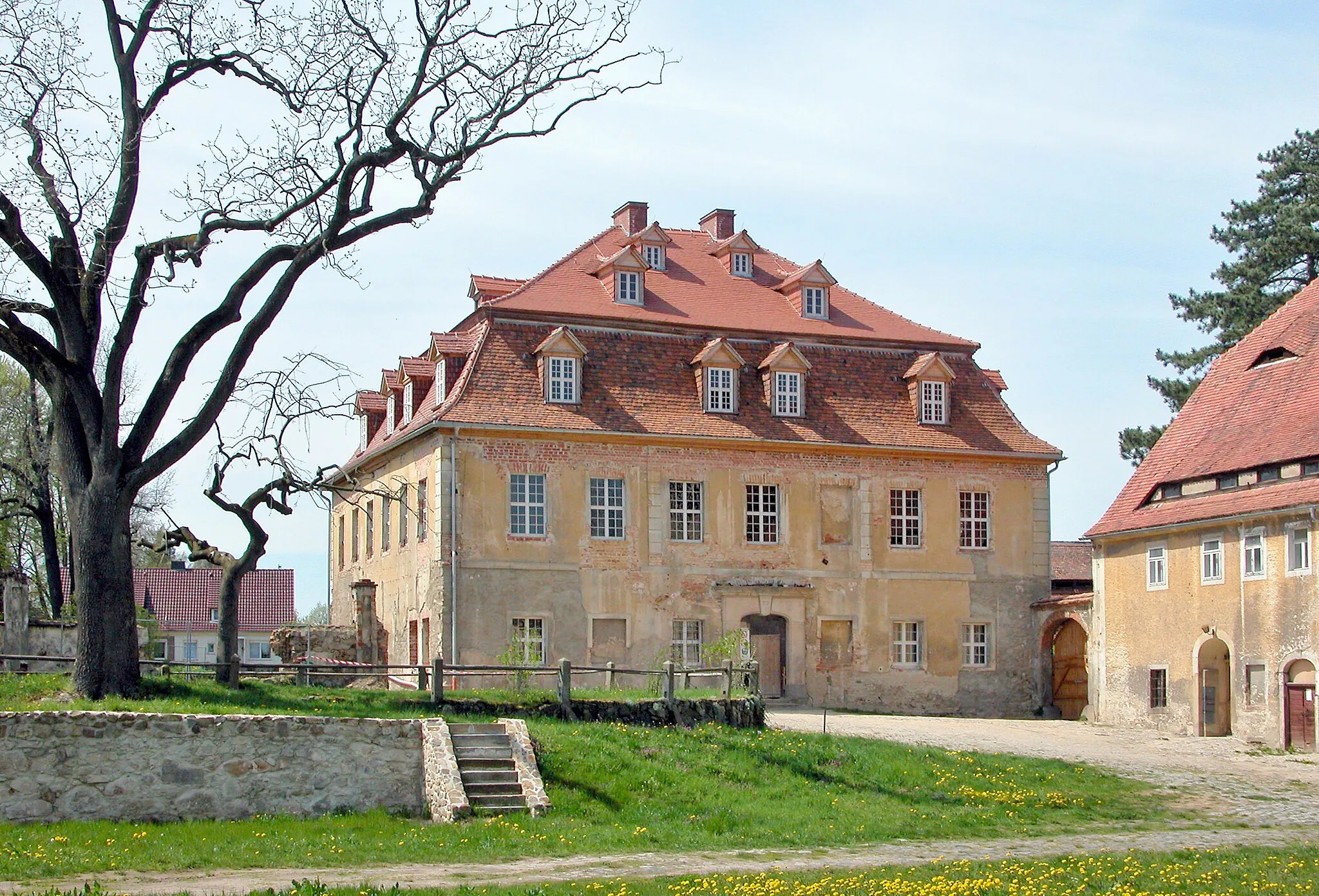 Photo showing: 28.04.2008  02747 Berthelsdorf (Herrnhut), Herrnhuter Str. 17 (GMP: 51.027030,14.760216): Schloß des Grafen Zinzendorf (Zinzendorfschloß), Barockbau 1772. Hofseite.                                  [DSCN32533.TIF]20080428460DR.JPG(c)Blobelt