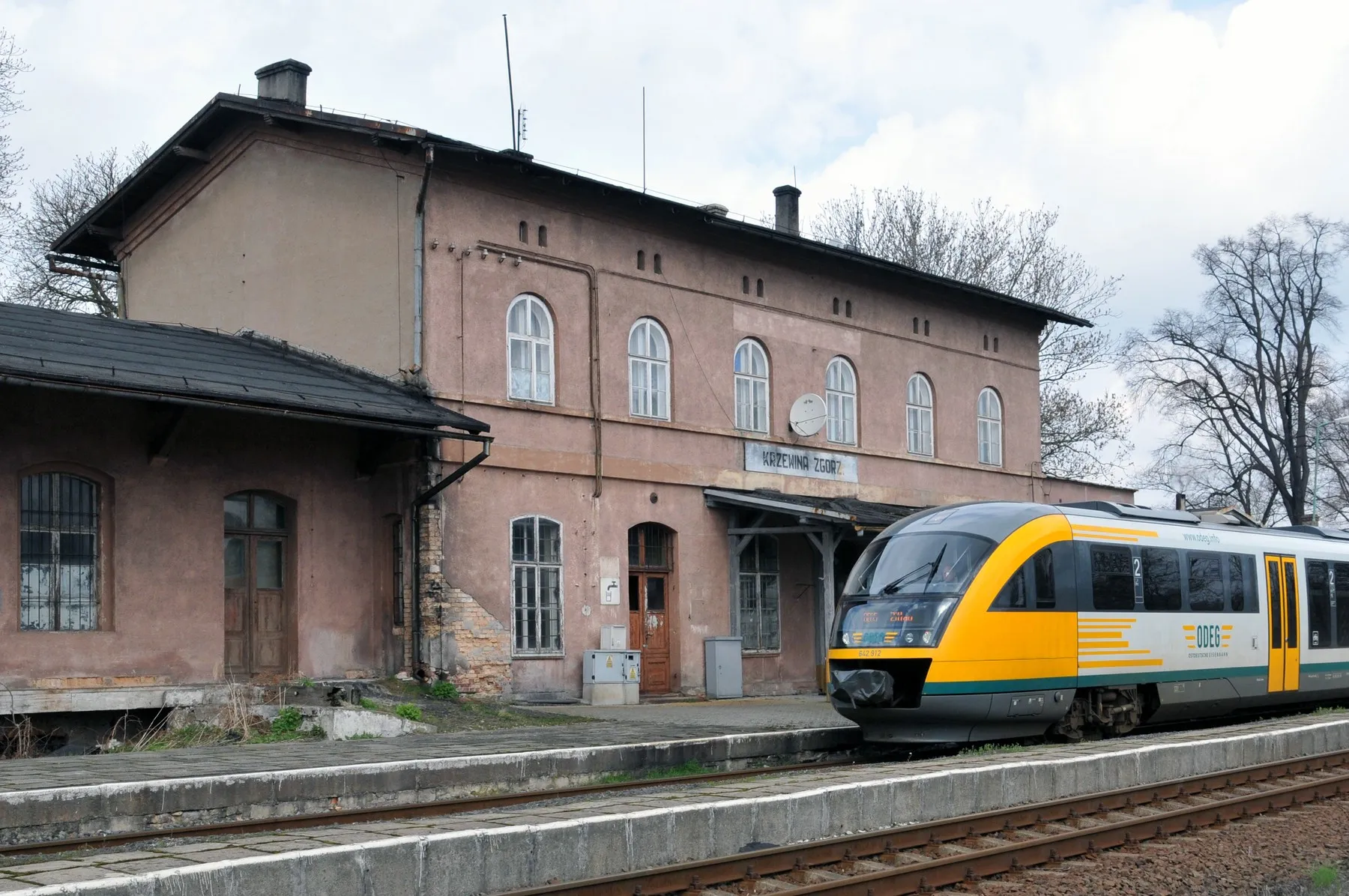 Photo showing: Krzewina Zgorzelecka station with a train of ODEG towards Zittau railway station