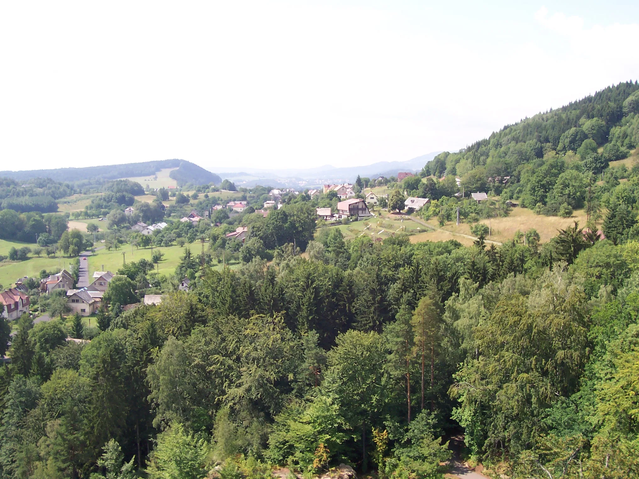 Photo showing: Frýdštejn - view of the village from tower of nearby castle Frýdštejn, Zabolky in the distance.