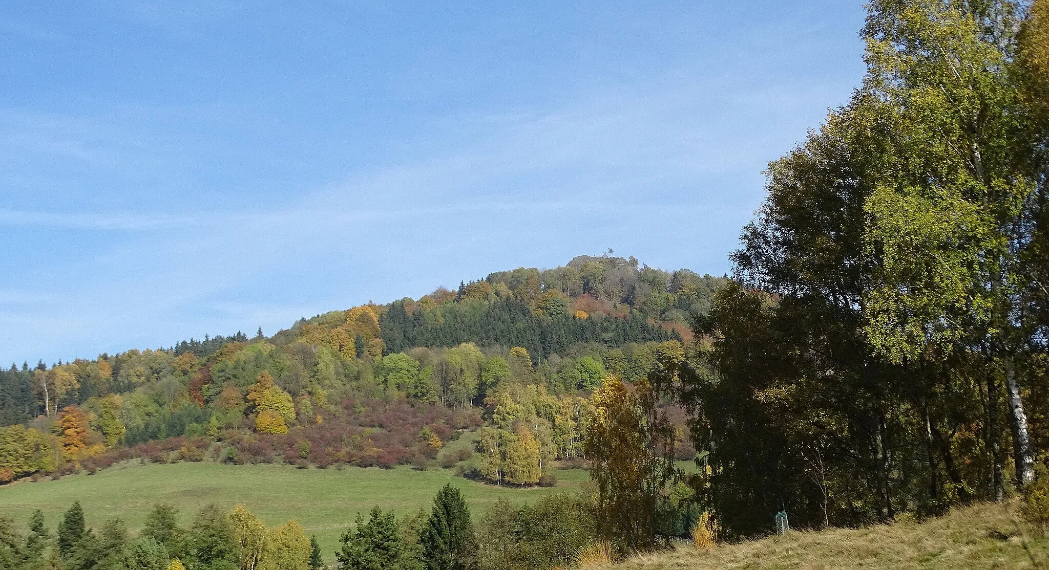 Photo showing: Der Střední vrch (Mittenberg) von Prysk (Preschkau) aus gesehen.