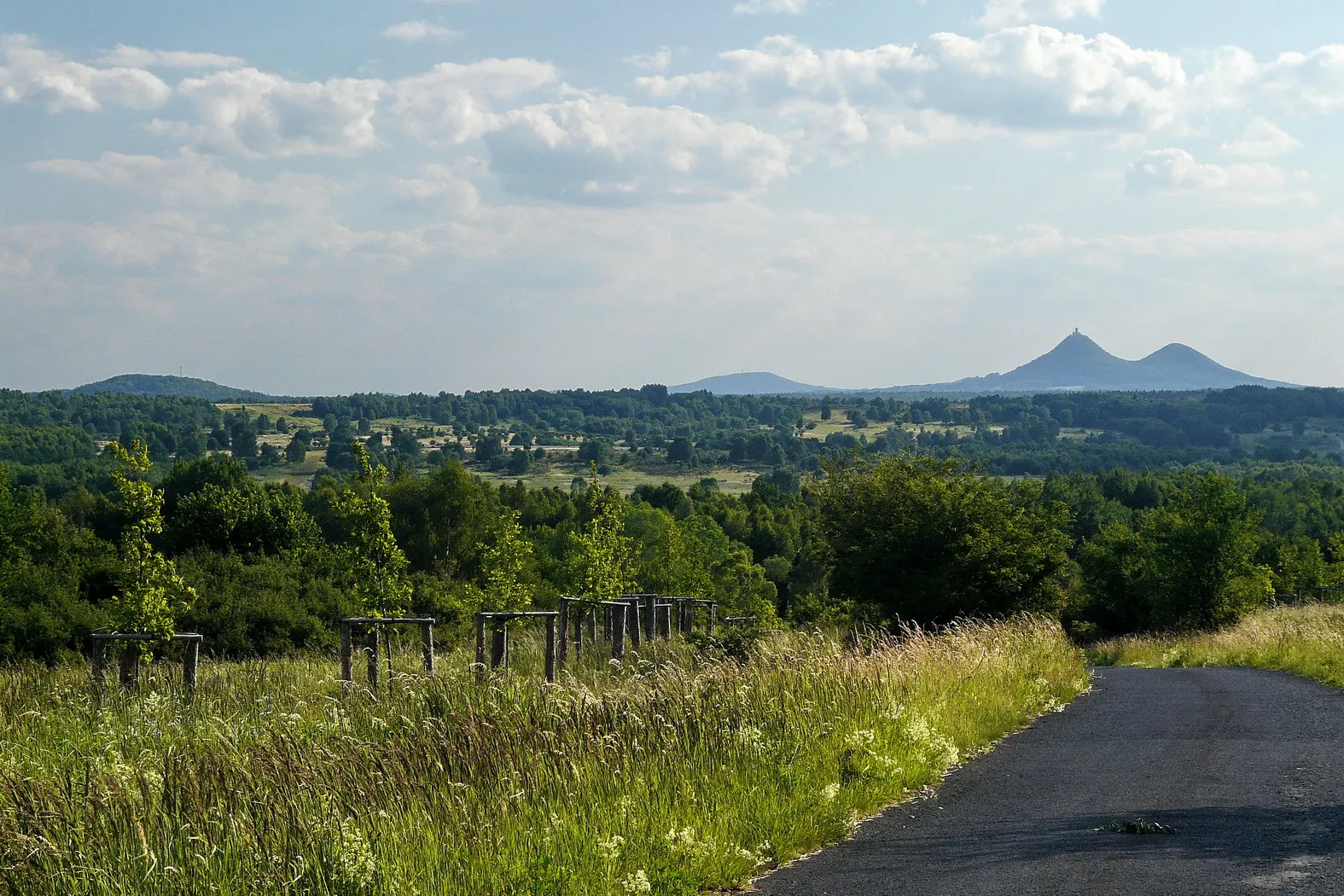 Photo showing: Jezovská mountain, Vrátenská mountain, Bezděz in distance