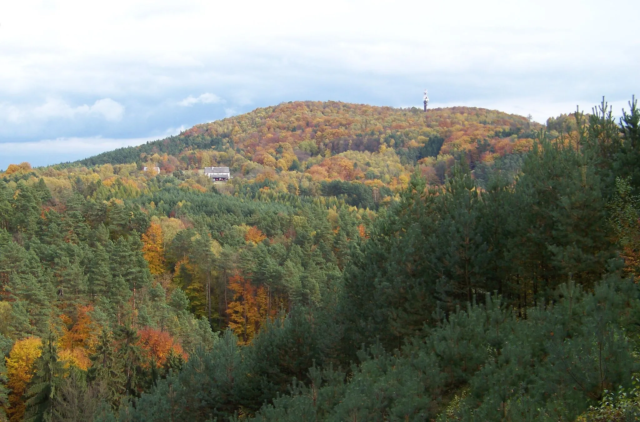 Photo showing: A view of Vrátenská hora and Na Fučíkovském from Uhelný vrch, Mělník District, Central Bohemian Region, the Czech Republic.