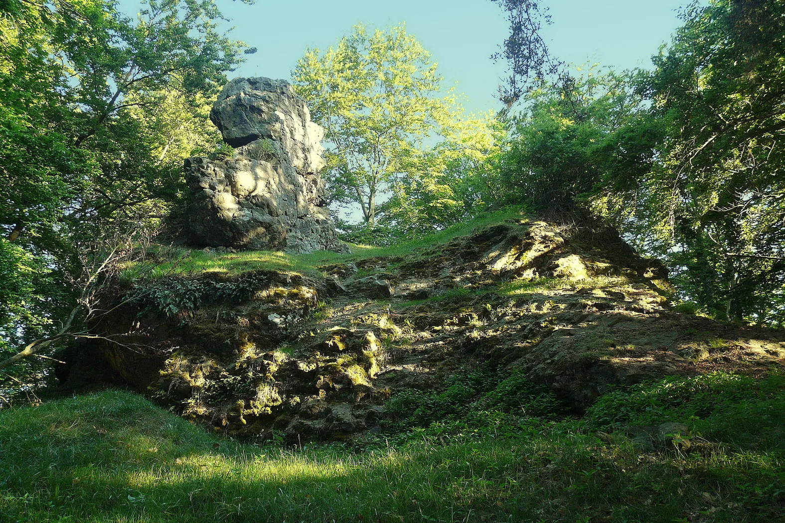 Photo showing: Sopečná skála na západním Slatinném vrchu (mrazový srub)