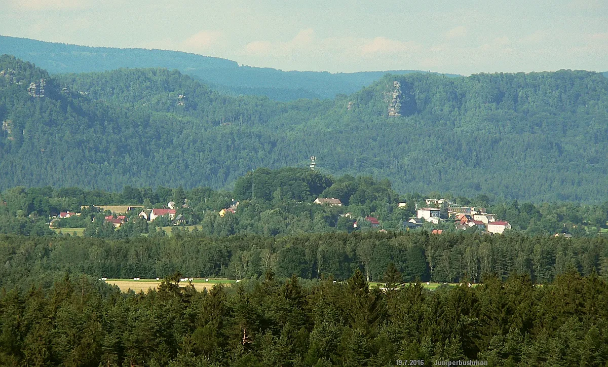 Photo showing: Pohled na Janov z protějšího břehu Labe (od Maxiček)