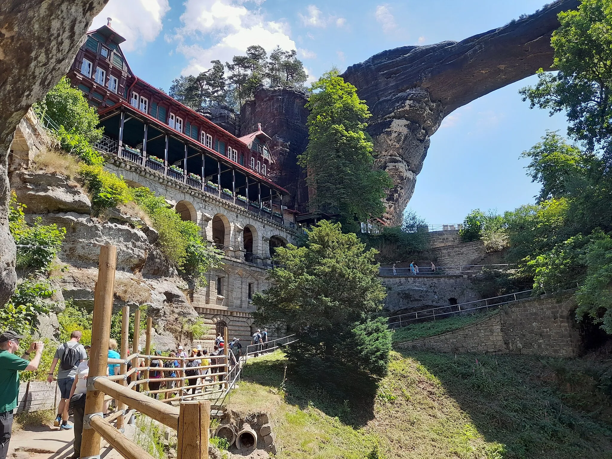 Photo showing: Chráněné území Českého Švýcarska konkrétně Prašná brána obklopená turisty nejen z ČR