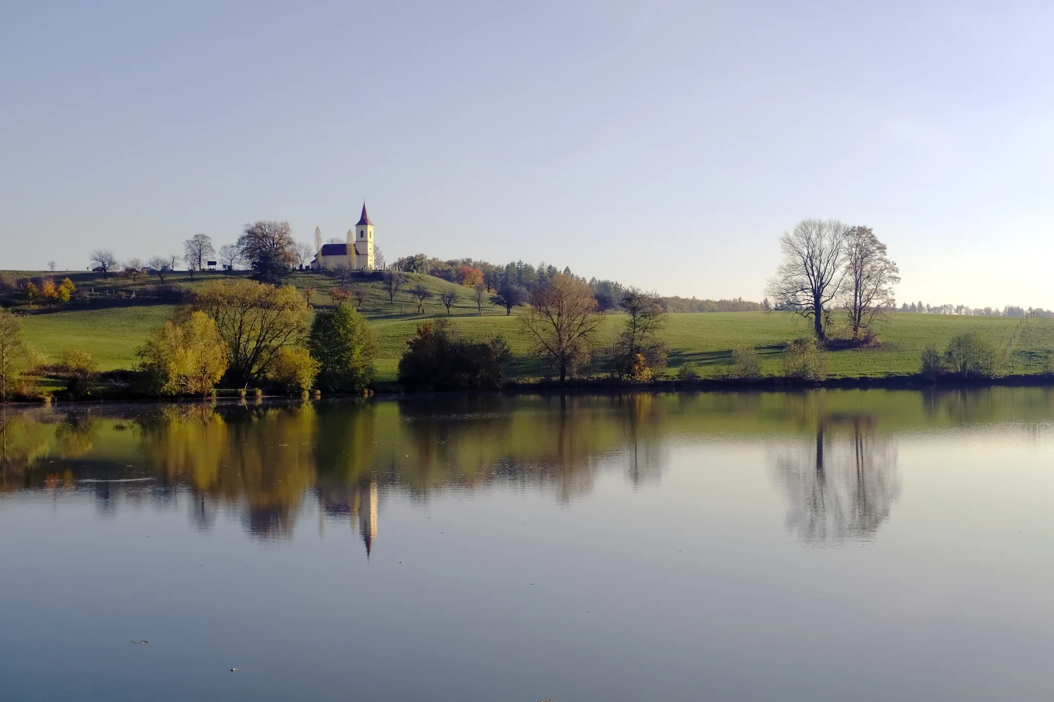 Photo showing: Pohled ze břehu rybníka Byšička na hřbitovní kostel sv. Petra a Pavla