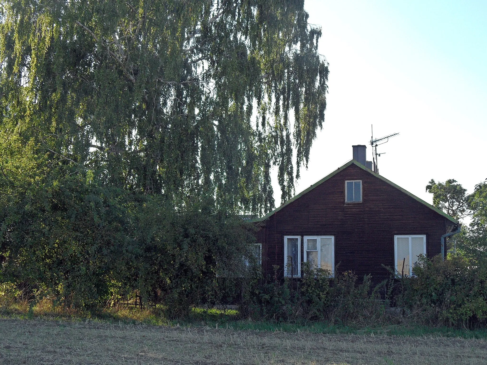 Photo showing: Bylany near Kutná Hora E. Buildings of Archaeological Institute  by Neolithic Archaeological Site. View from South-East. Kutná Hora District, the Czech Republic.