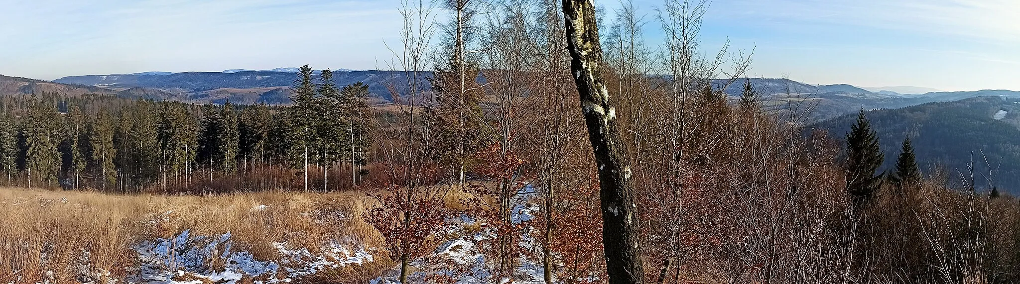 Photo showing: Panorama pohoří Závora od nejvyššího vrcholu Róg (vlevo) po nejzazší východní vrchol Hradiště, pohled z Janského vrchu v Jestřebích horách