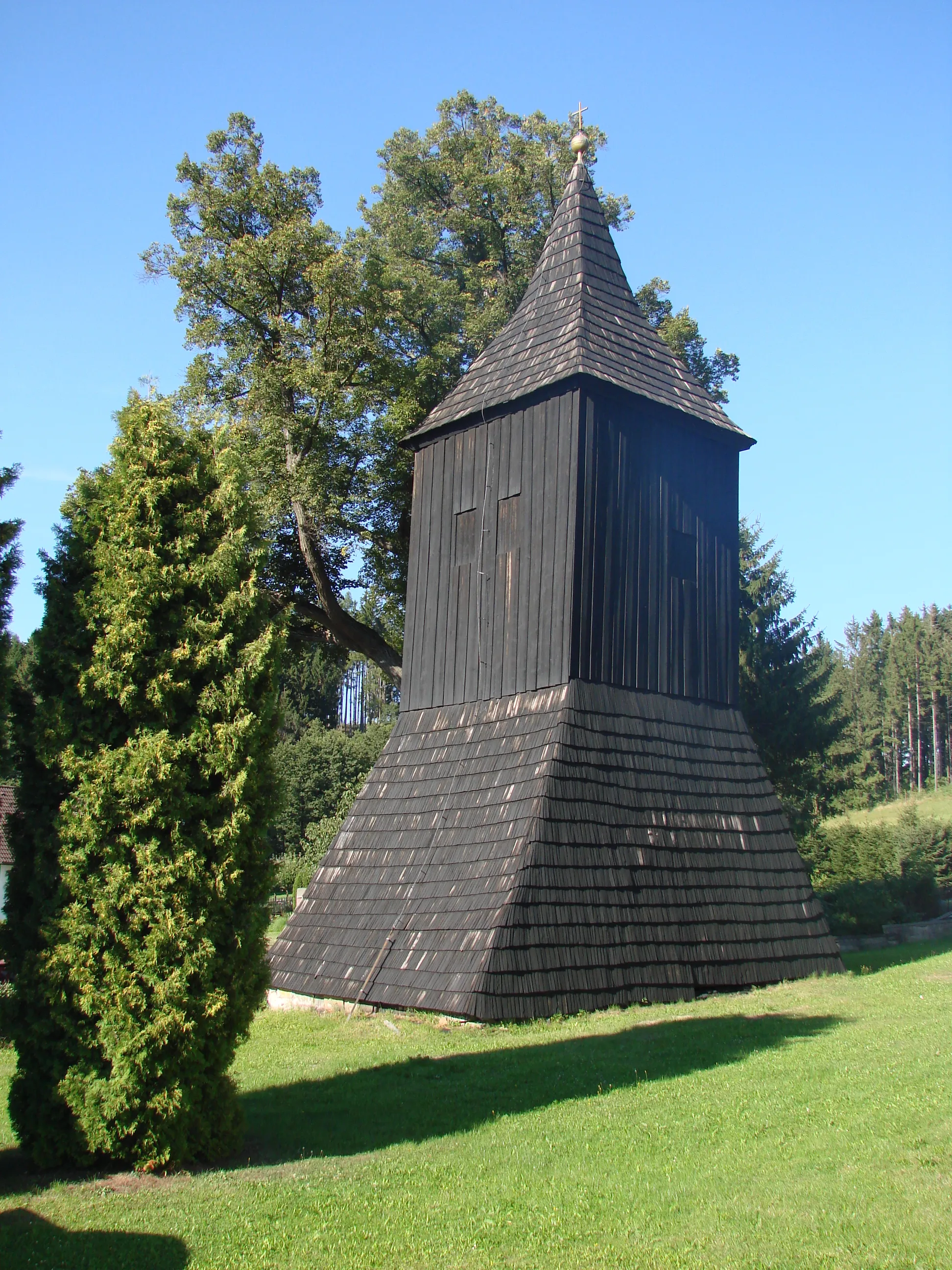 Photo showing: Dřevěná zvonice u kostela sv. Václava, Horní Studenec, místní část města Ždírec nad Doubravou, okres Havlíčkův Brod, Kraj Vysočina.