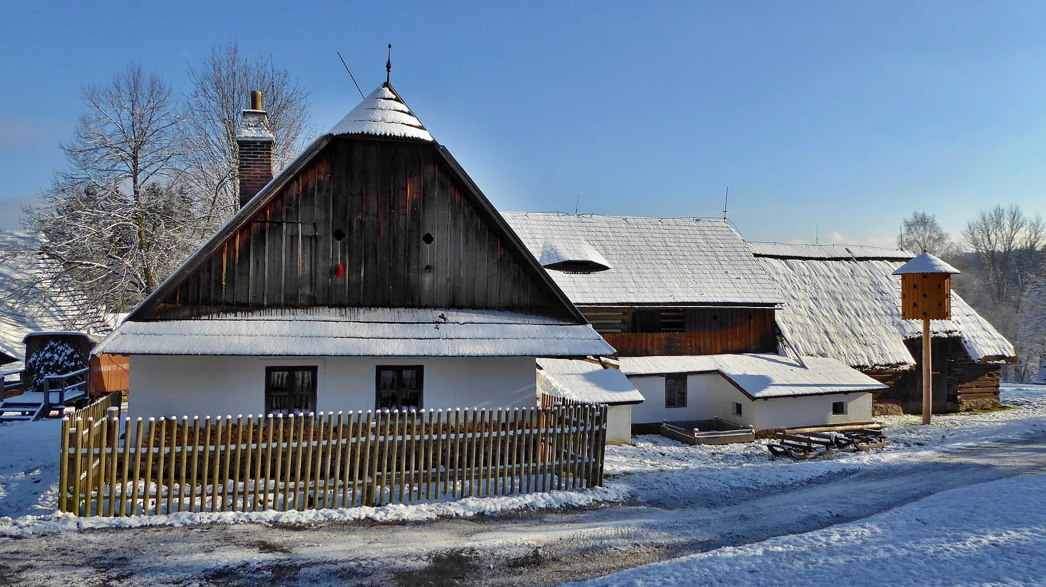 Photo showing: The original agricultural farm from the 17th century, building No. 4 in the Veselý Kopec settlement, from the 11th December 2018 the exposition of the Open-air Museum Vysočina (previously Set of Folk Buildings Vysočina within of the National Monument Institute). An important cultural monument of folk architecture was acquired in 2013 by the National Monument Institute and between 2014 and 2015, the farmhouse was renovated. The Open-air Museum Vysočina is a part of the National Open-air Museum in the Czech Republic, created on 11 December 2018. Photo-location: Czechia, Pardubice Region, municipality Vysočina, Merry Hill – the small hamlet and a exposition of folk architecture.