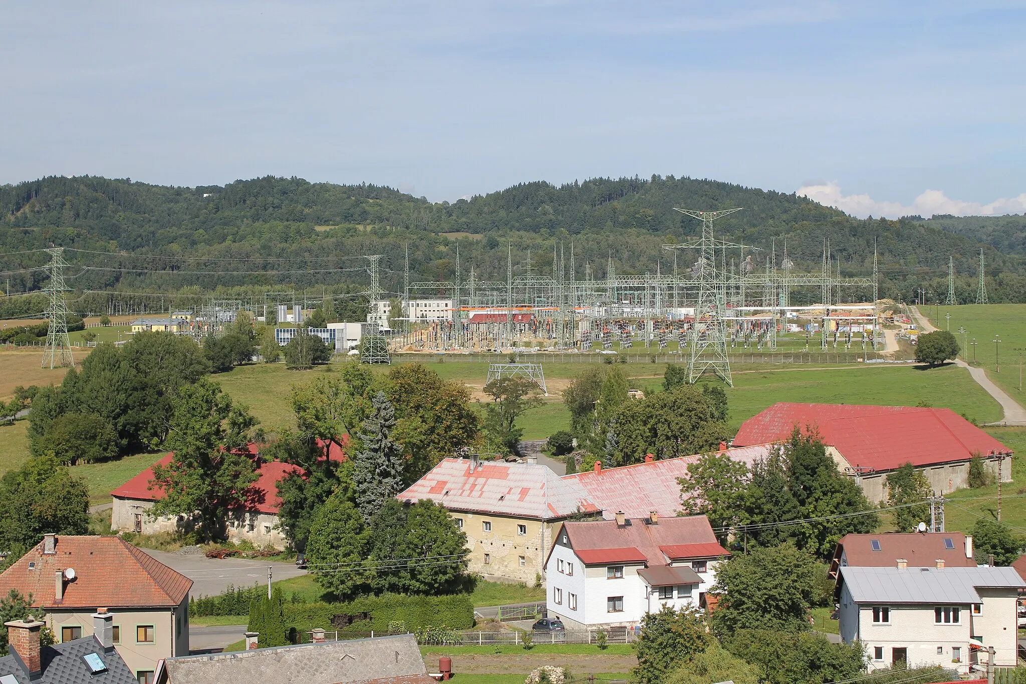 Photo showing: Jílové (Hodkovice nad Mohelkou). V pozadí rozvodna Bezděčín (katastr Jílového).