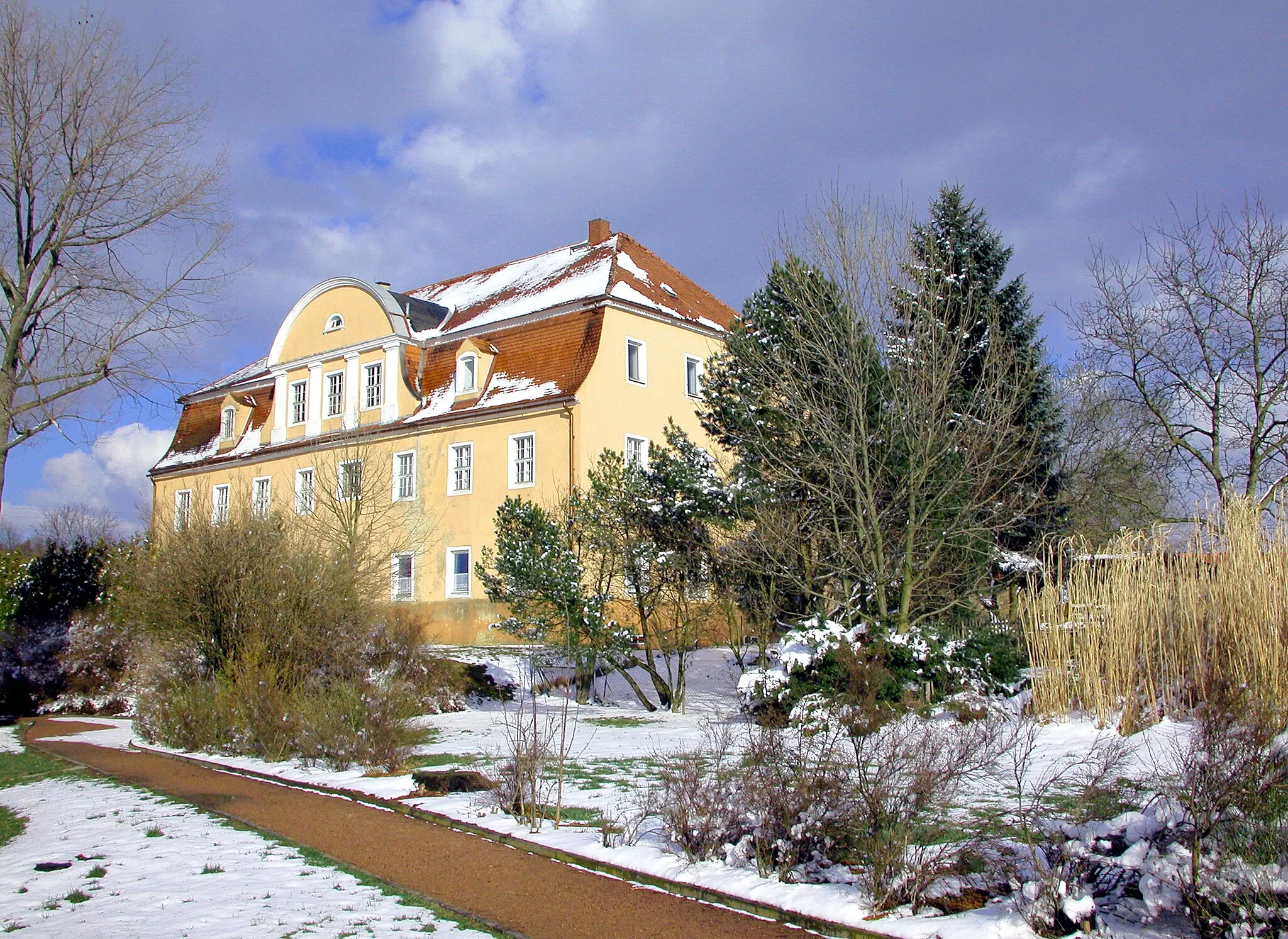 Photo showing: 24.03.2008  01844  Krumhermsdorf (Neustadt in Sachsen), Hauptstraße 21a: Rittergut Krumhermsdorf. Das barocke Herrenhaus (GMP: 50.990839,14.202518) wurde Mitte des 18. Jahrhunderts errichtet, als Krumhermsdorf in der Hand des Wolf Siegfried Curt von Lüttichau war. 1912 kam das Rittergut an den Oberleutnant Georg Philippi aus Dresden. Erließ das Herrenhaus umgestalten, das Mansarddach erhielt Dachaufbauten. Nach 1945 und in der DDR-Zeit wurde das Gebäude als Kindergarten und Sitz der LPG genutzt. Seit der Zwangsversteigerung 2002 steht das Haus leer. Ansicht Straßenseite.                                                                                                                                                                                                   [DSCN32054.TIF]20080324155DR.JPG(c)Blobelt