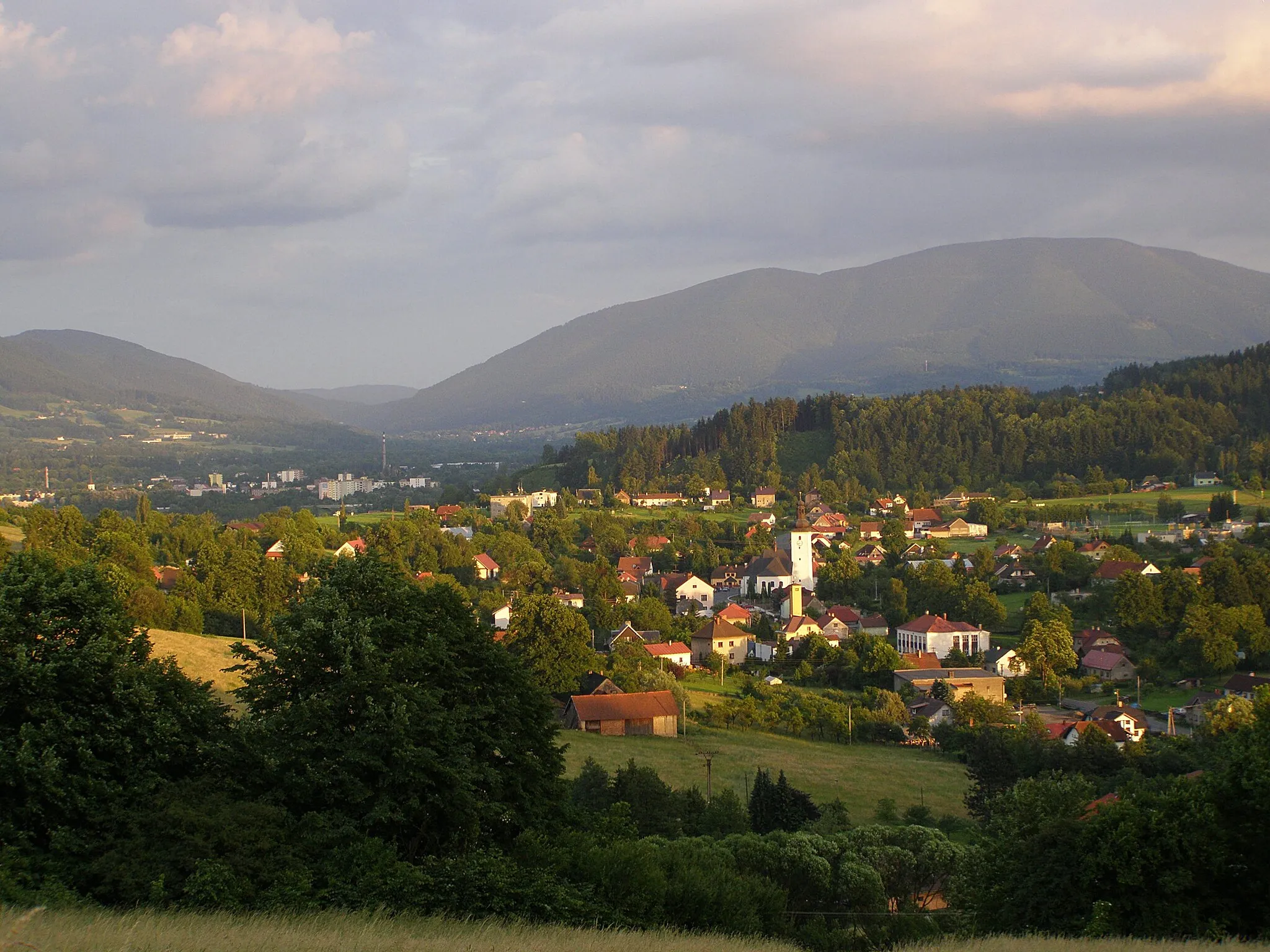 Photo showing: Metylovická pahorkatina, pohled z vrcholu Lišky (457 m) na jihovýchod, v popředí obec Metylovice, vzadu vlevo Frýdlant nad Ostravicí, vzadu vpravo vrchol Smrk