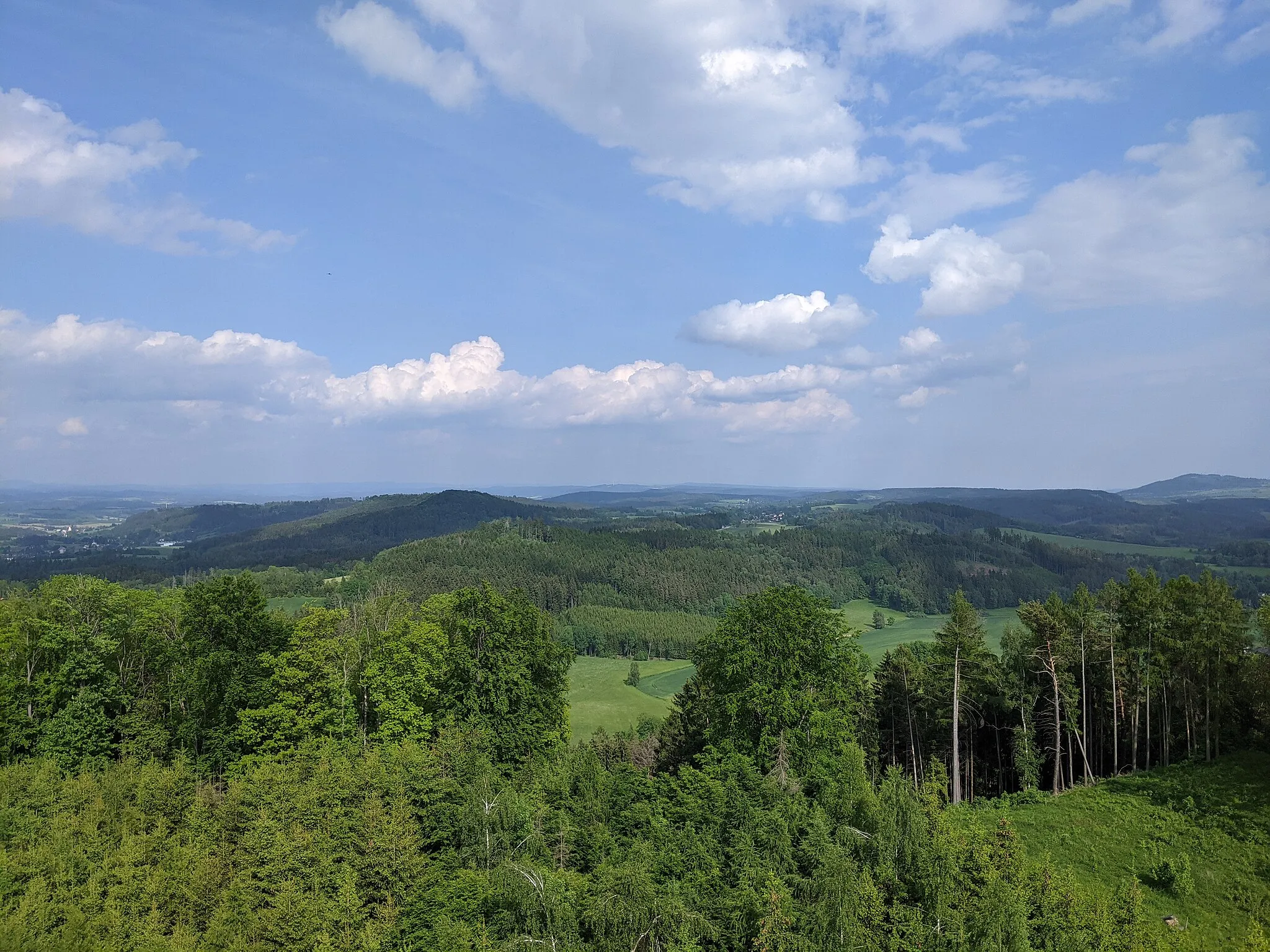 Photo showing: Kozinec - rozhledna u Vidochova - výhledy k východu (Šturmův kopec, Čistecká hůra a okolí Borovnice)