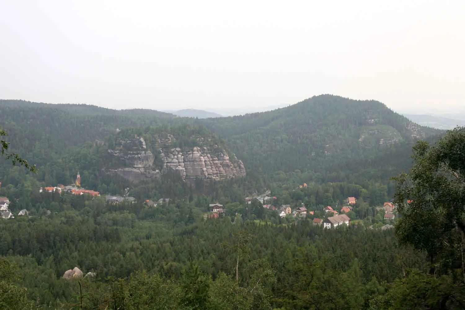 Photo showing: Oybin - pohled na Oybin z vyhlídky na Grosse Gase