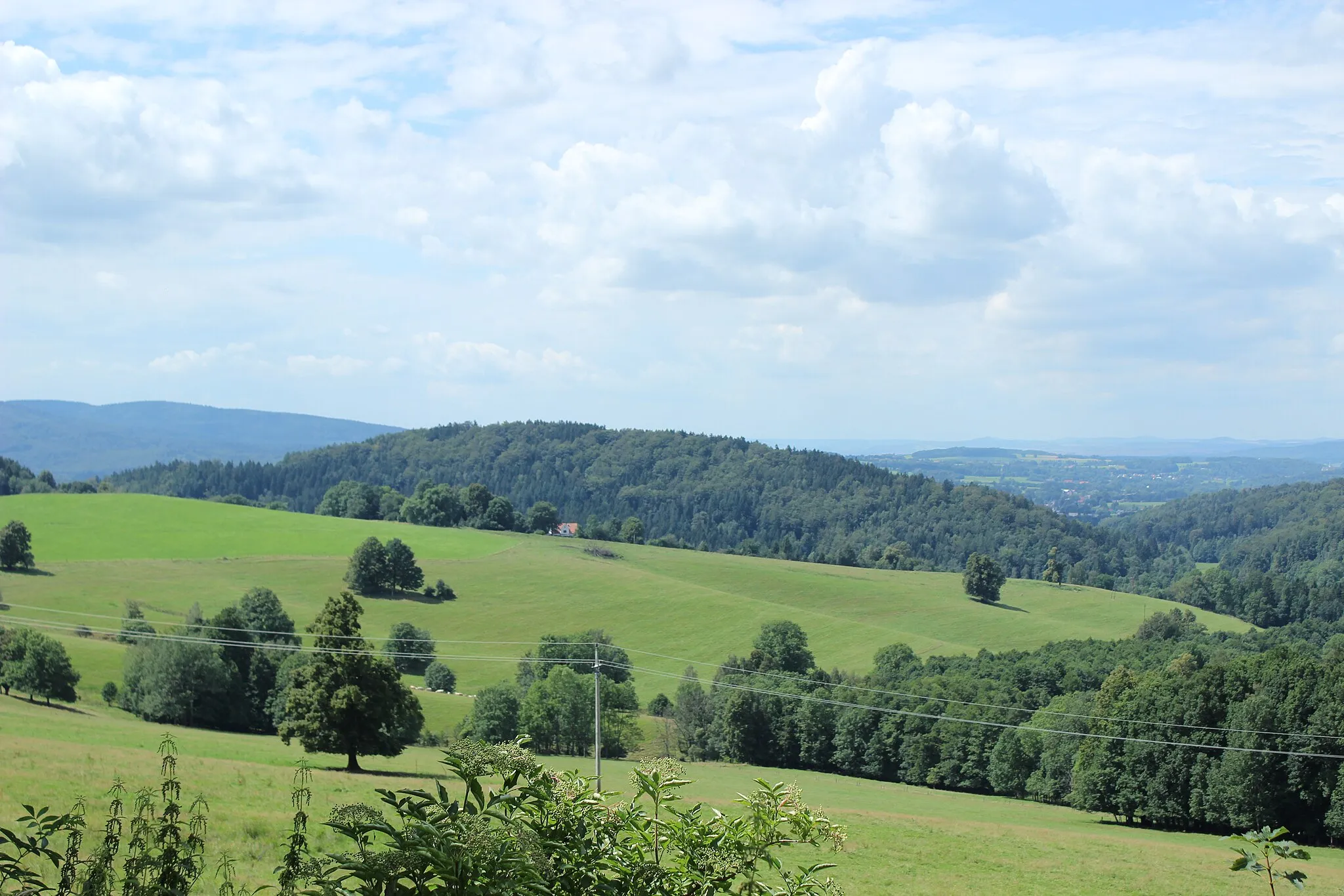 Photo showing: Pekelský vrch vypínající se nad Peklem, částí Raspenavy.