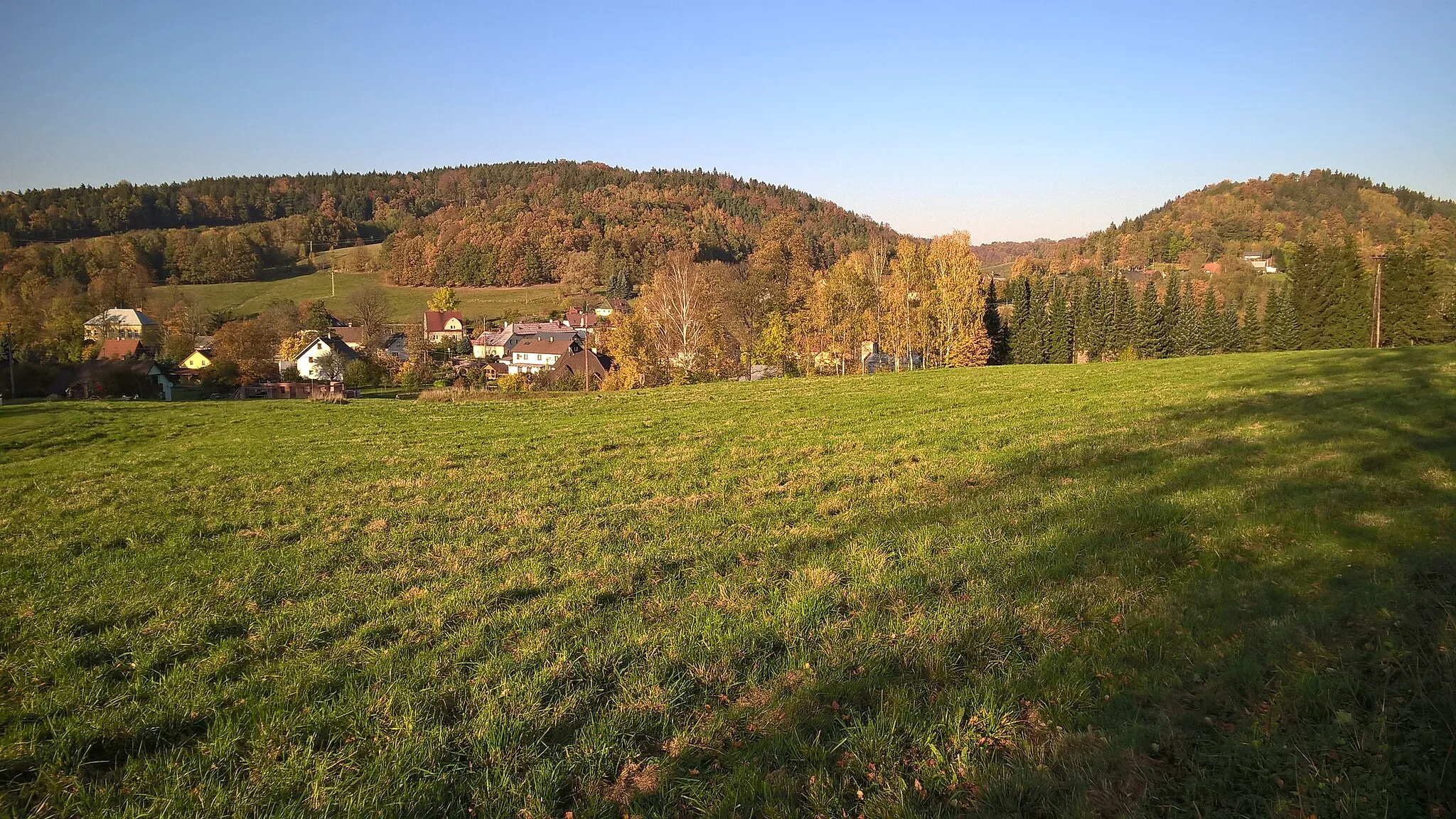 Photo showing: Raspenava - celkový pohled na Lužec, v pozadí Pekelský a Dubový vrch
