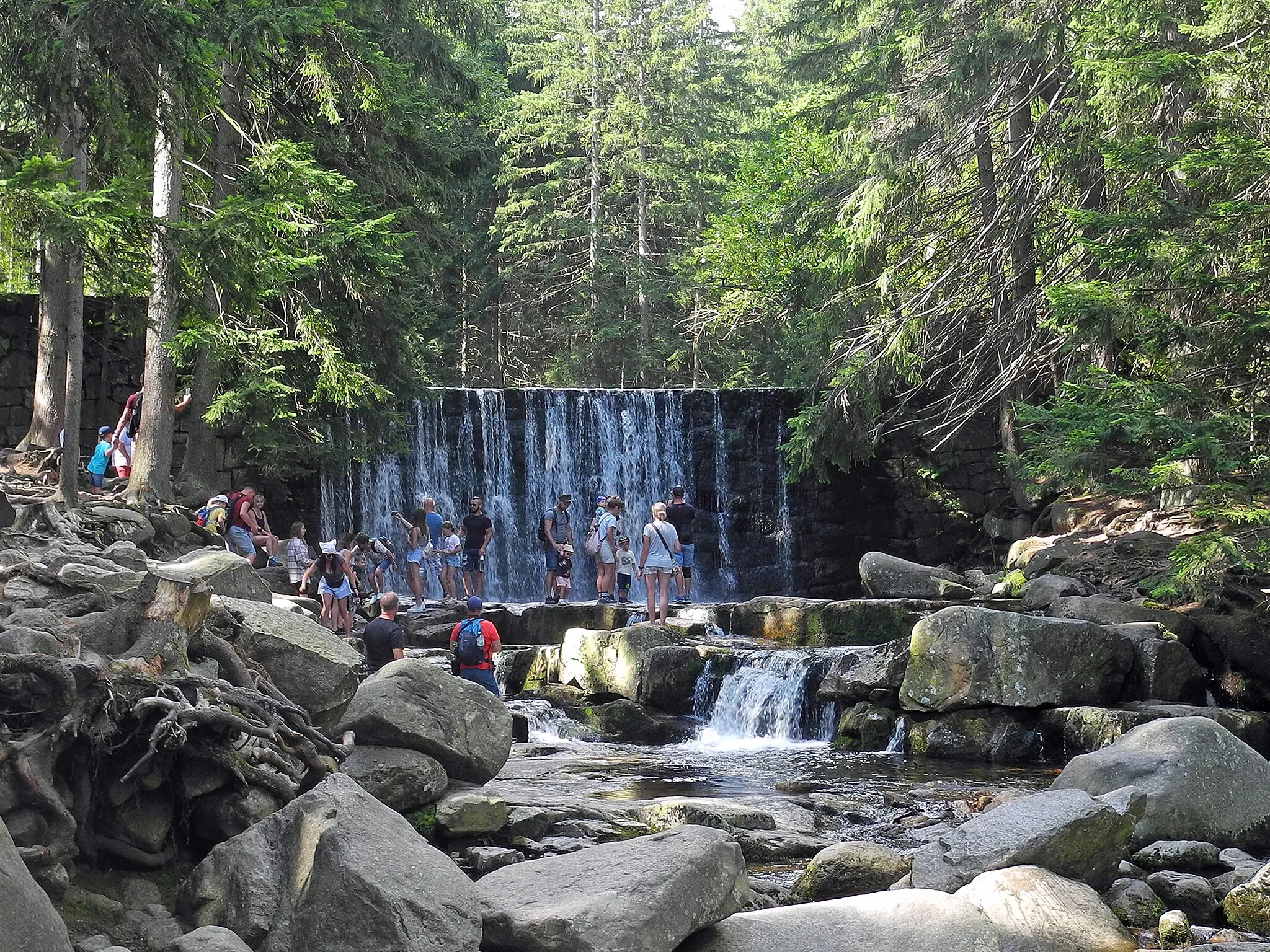 Photo showing: Der Wilde Wasserfall (Dziki Wodospad) der Großen Lomnitz in der Nähe der Talstation der Sesselbahn in Krummhübel (Karpacz) im Riesengebirge
