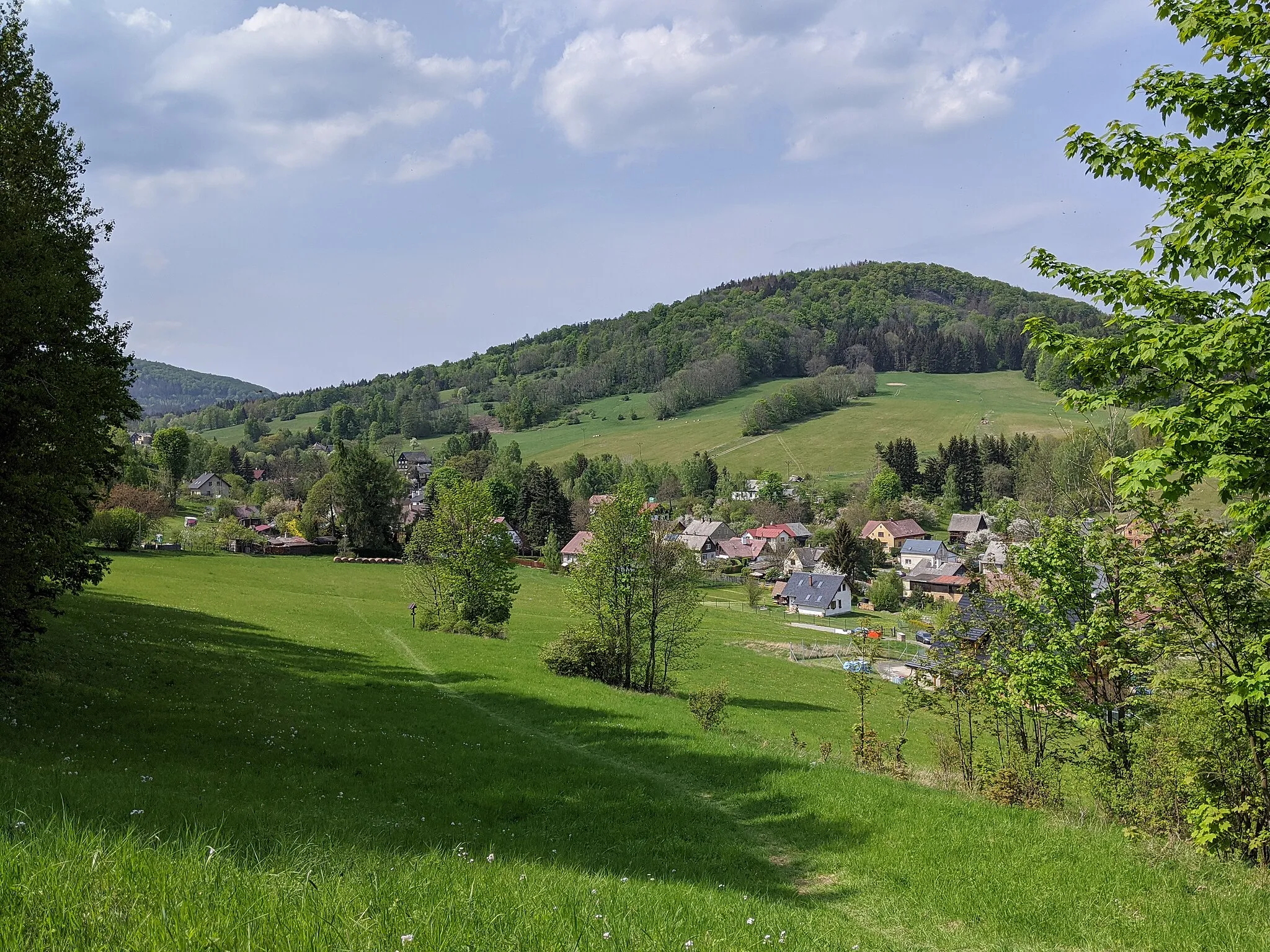 Photo showing: Svor a Rousínovský vrch (660 m) z úbočí kopce Sokolík