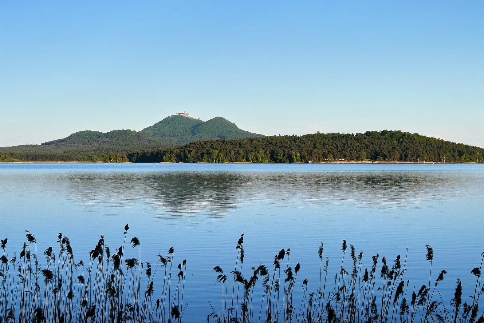 Photo showing: Máchovo jezero, Kluček, Slatinné vrchy, Bezdězy