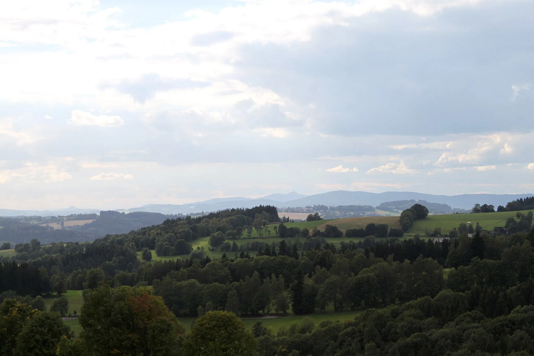 Photo showing: Jestřabí v Krkonoších, pohled ze silnice III/28620 přes samotu Nechanice směrem k Ještědu (vzdálenost 37 km).