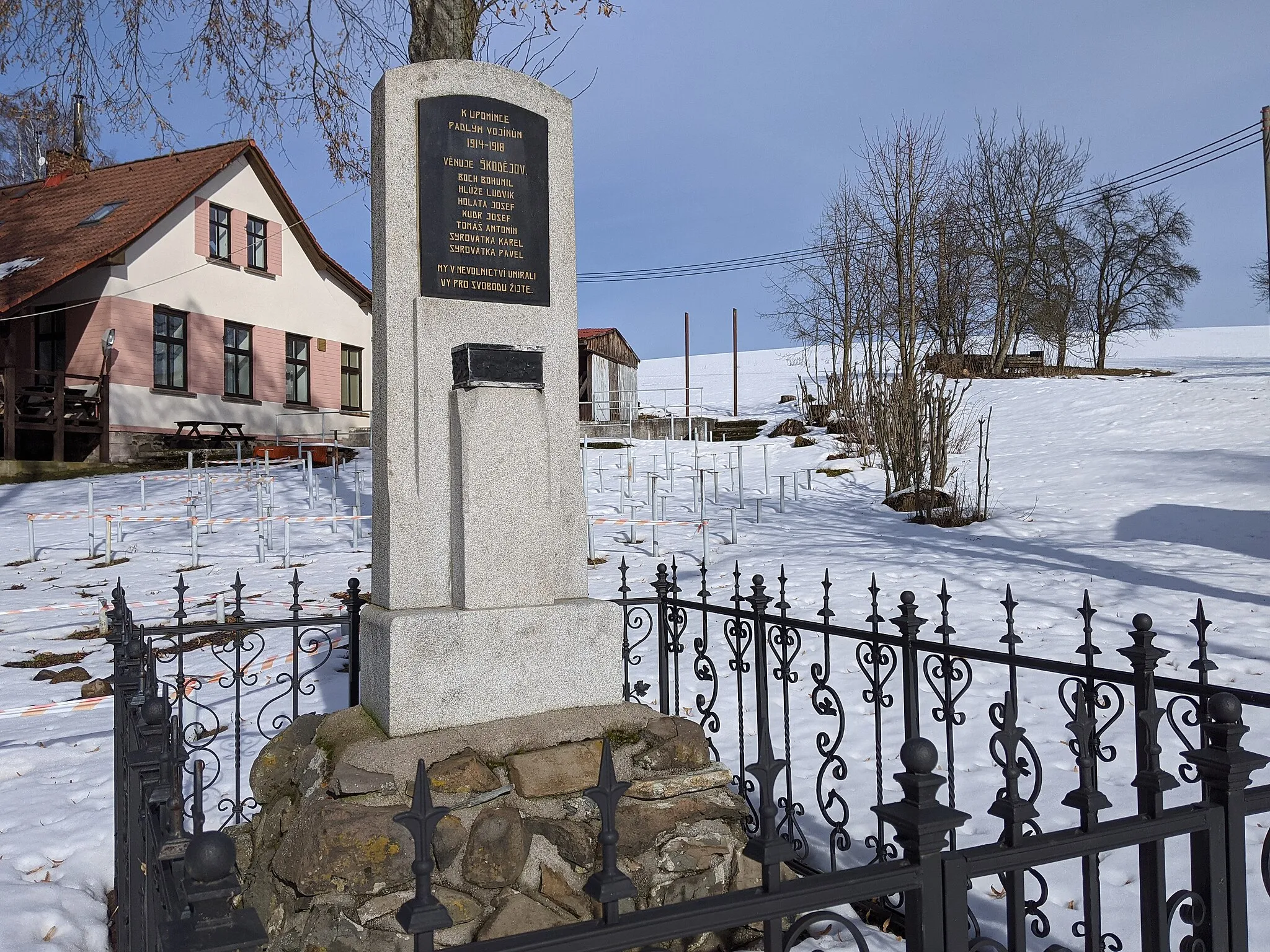 Photo showing: Škodějov - pomník padlým na návsi