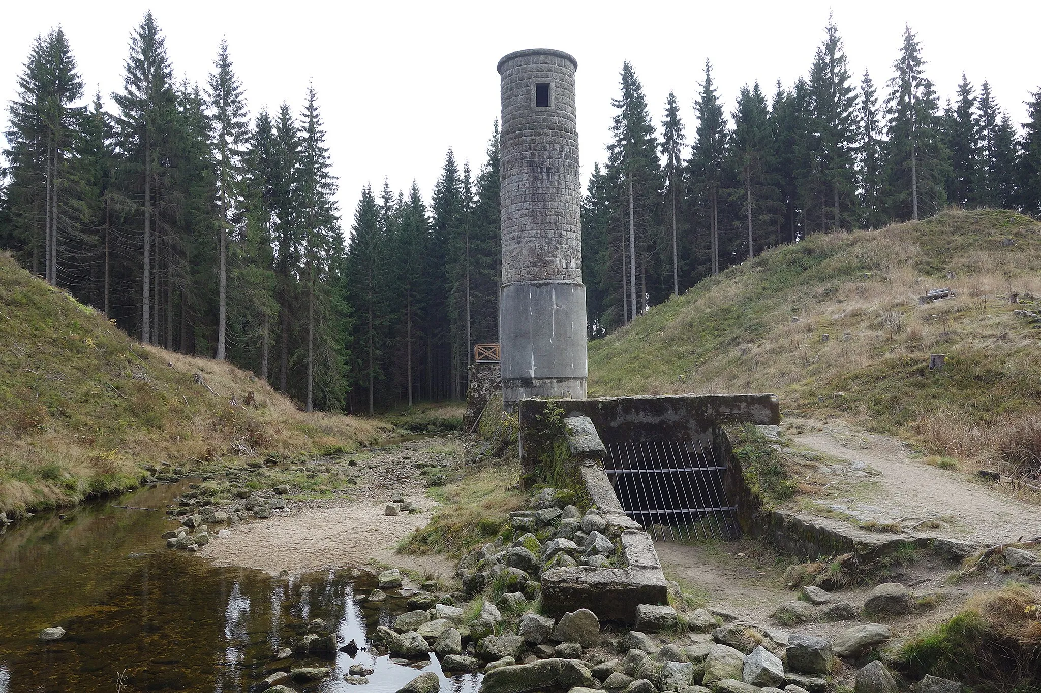 Photo showing: Bila Desná collapsed dam, intake tower, former reservoir side