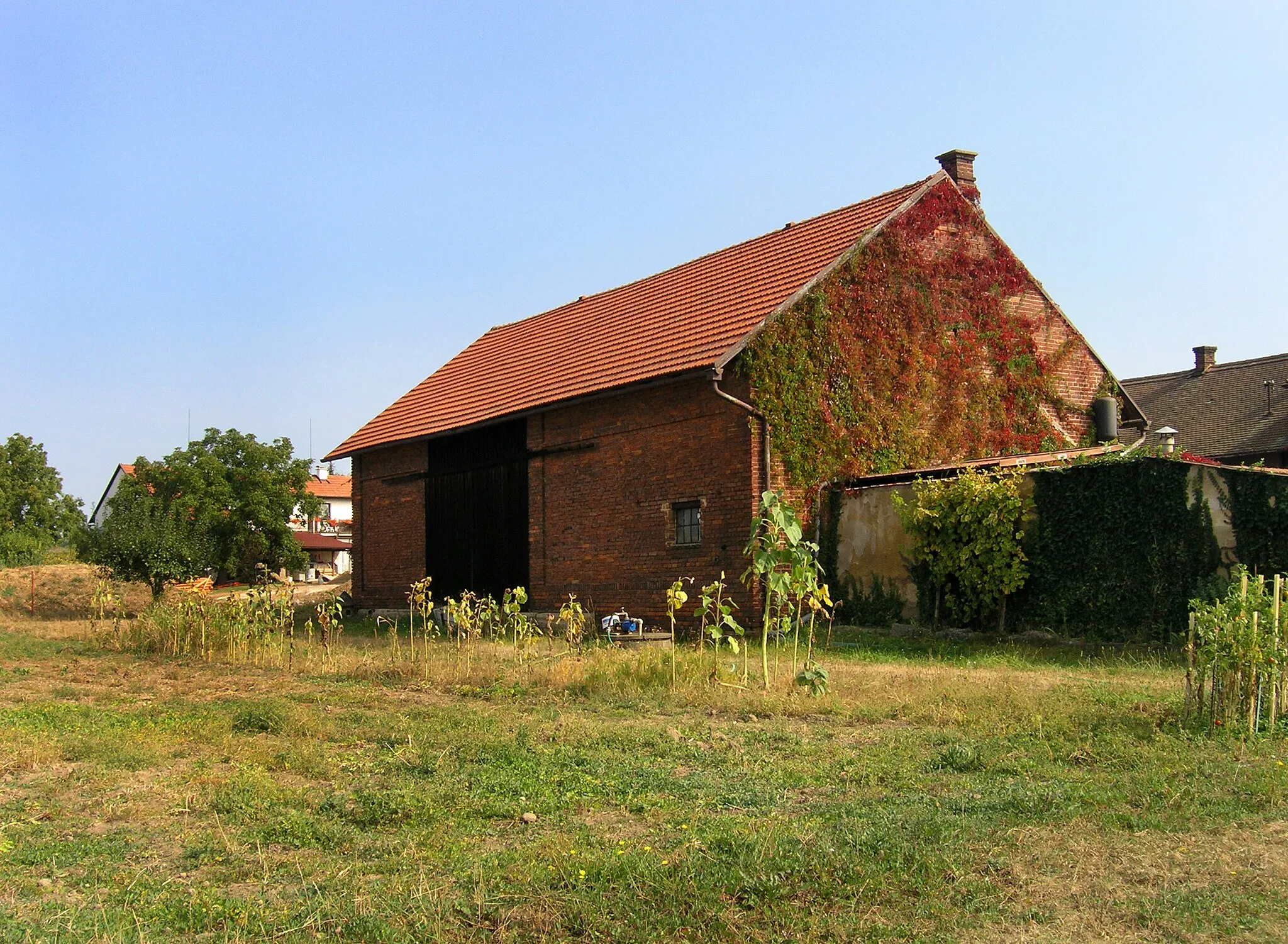 Photo showing: Former barn in Homyle, part of Boharyně village, Czech Republic