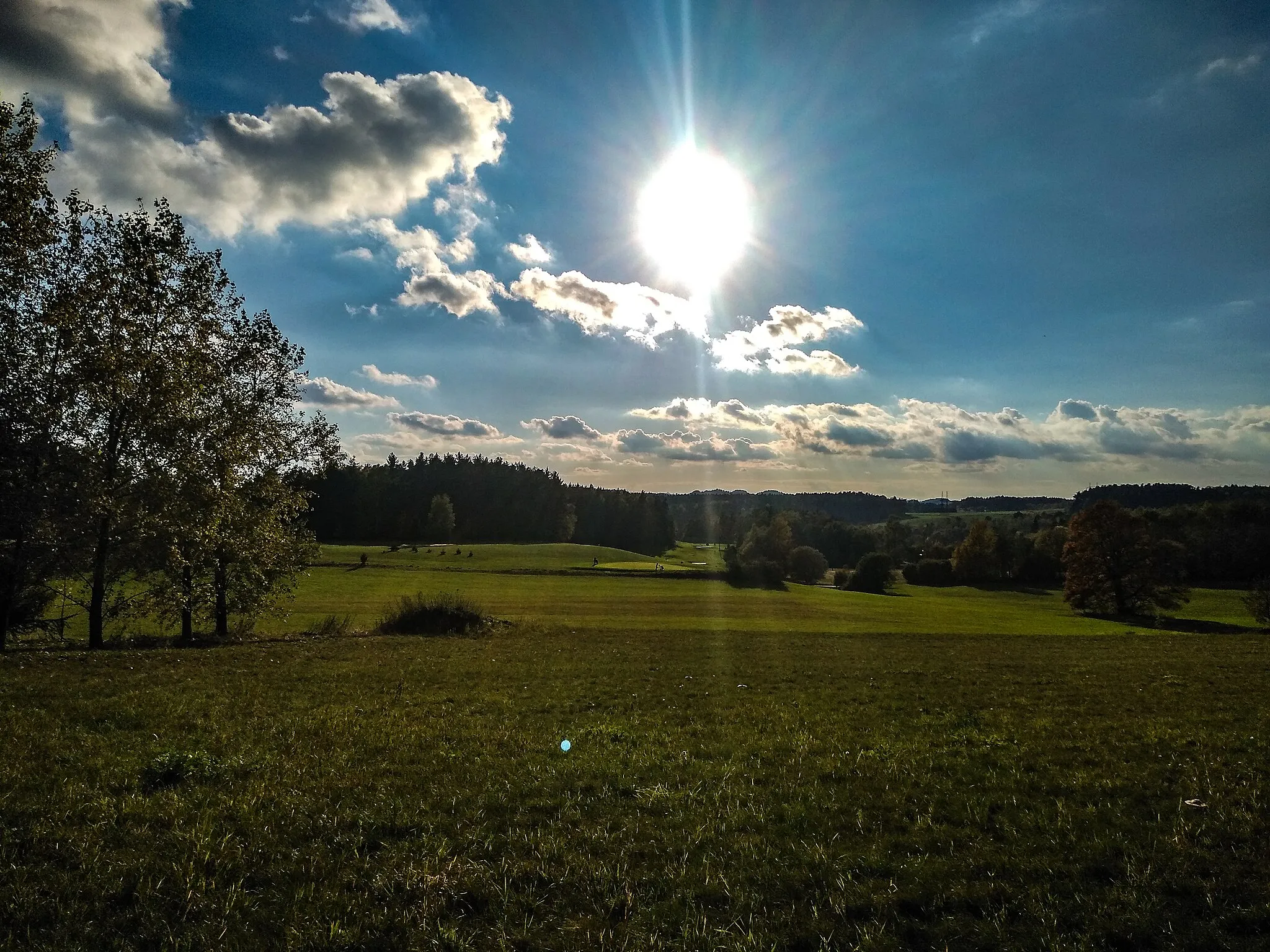 Photo showing: Pohled na golfové pláně areálu od Vesce