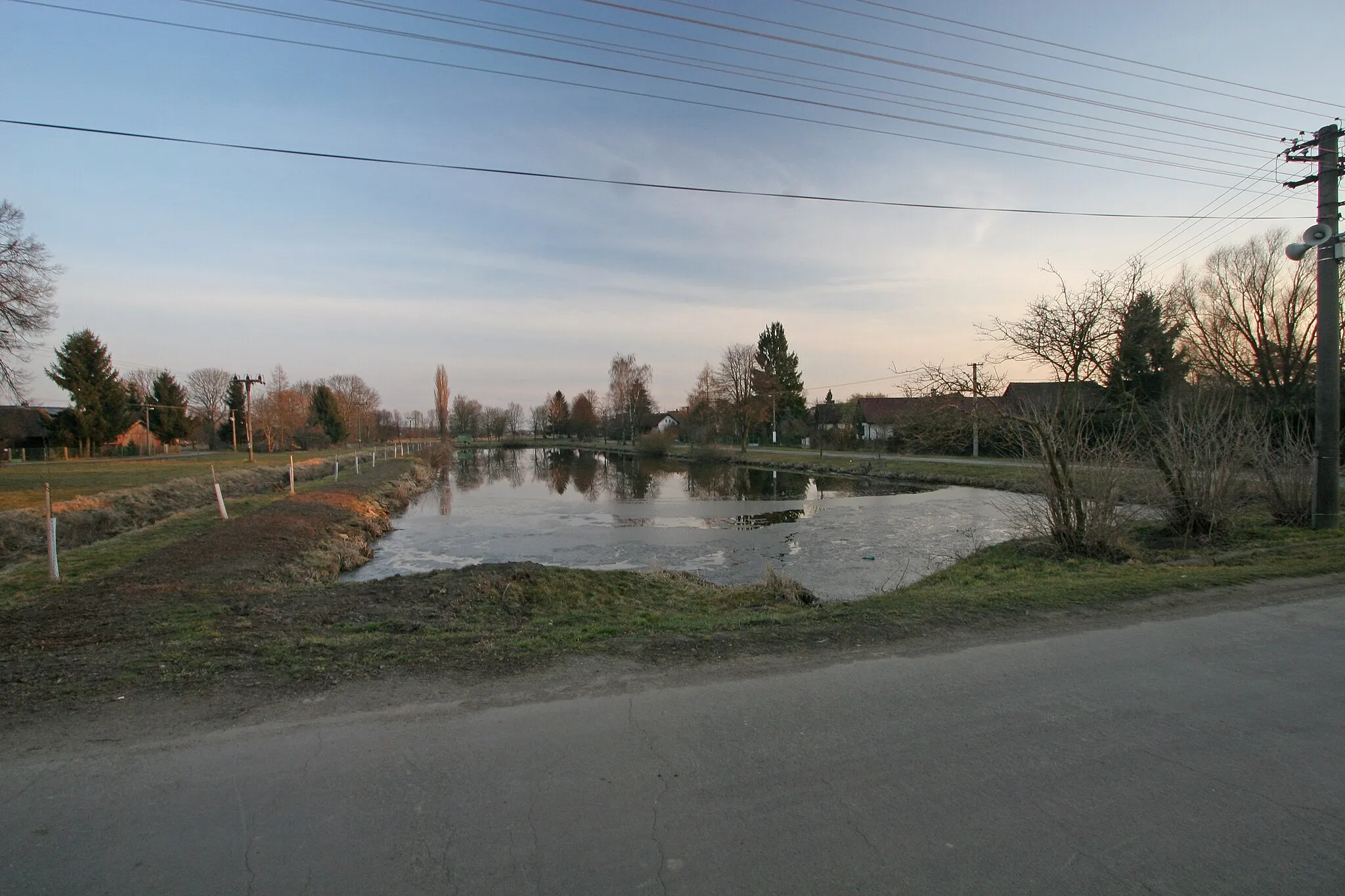 Photo showing: Nevratice návesní rybník
Camera location 50° 20′ 47.37″ N, 15° 29′ 30.71″ E View this and other nearby images on: OpenStreetMap 50.346491;   15.491865

This file was created as a part of the photographic program of Wikimedia Czech Republic. Project: Foto českých obcí The program supports Wikimedia Commons photographers in the Czech Republic.