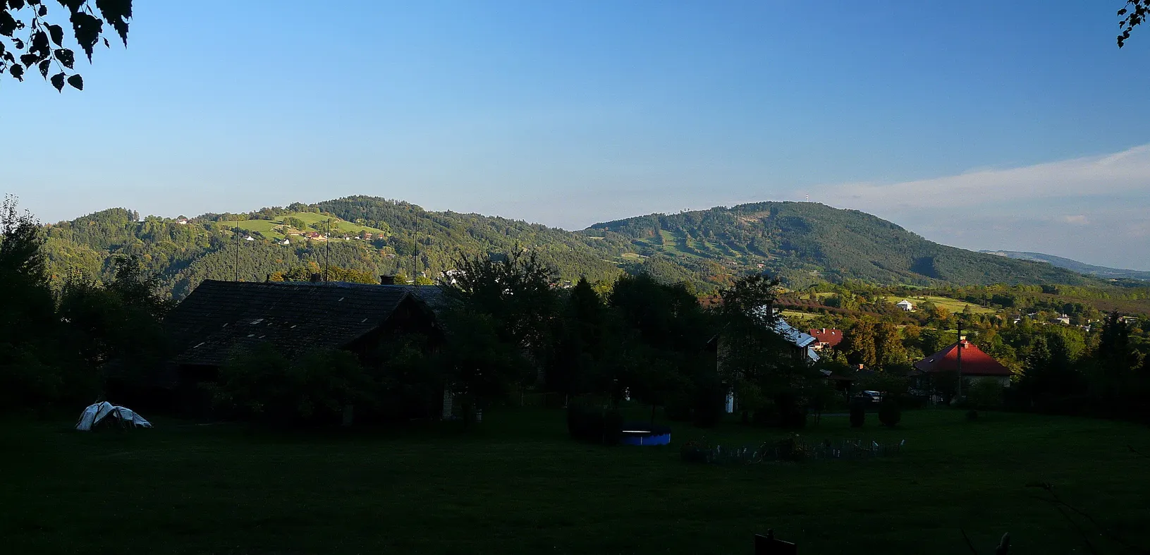 Photo showing: Komárovský hřbet z Besedic: Hamštejnský vrch a Kozákov