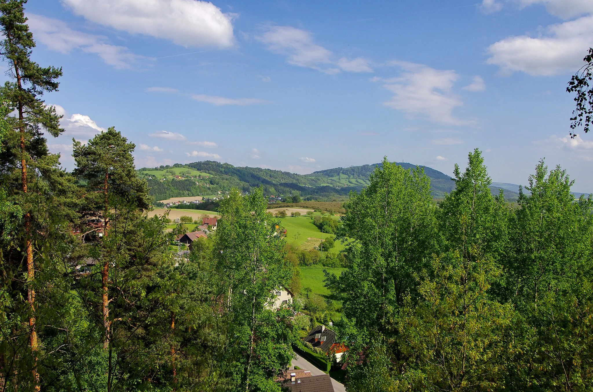 Photo showing: Besedické skály podél vrchu Sokol (563 m) u Besedic, Besedická vyhlídka, Přírodní park Maloskalsko