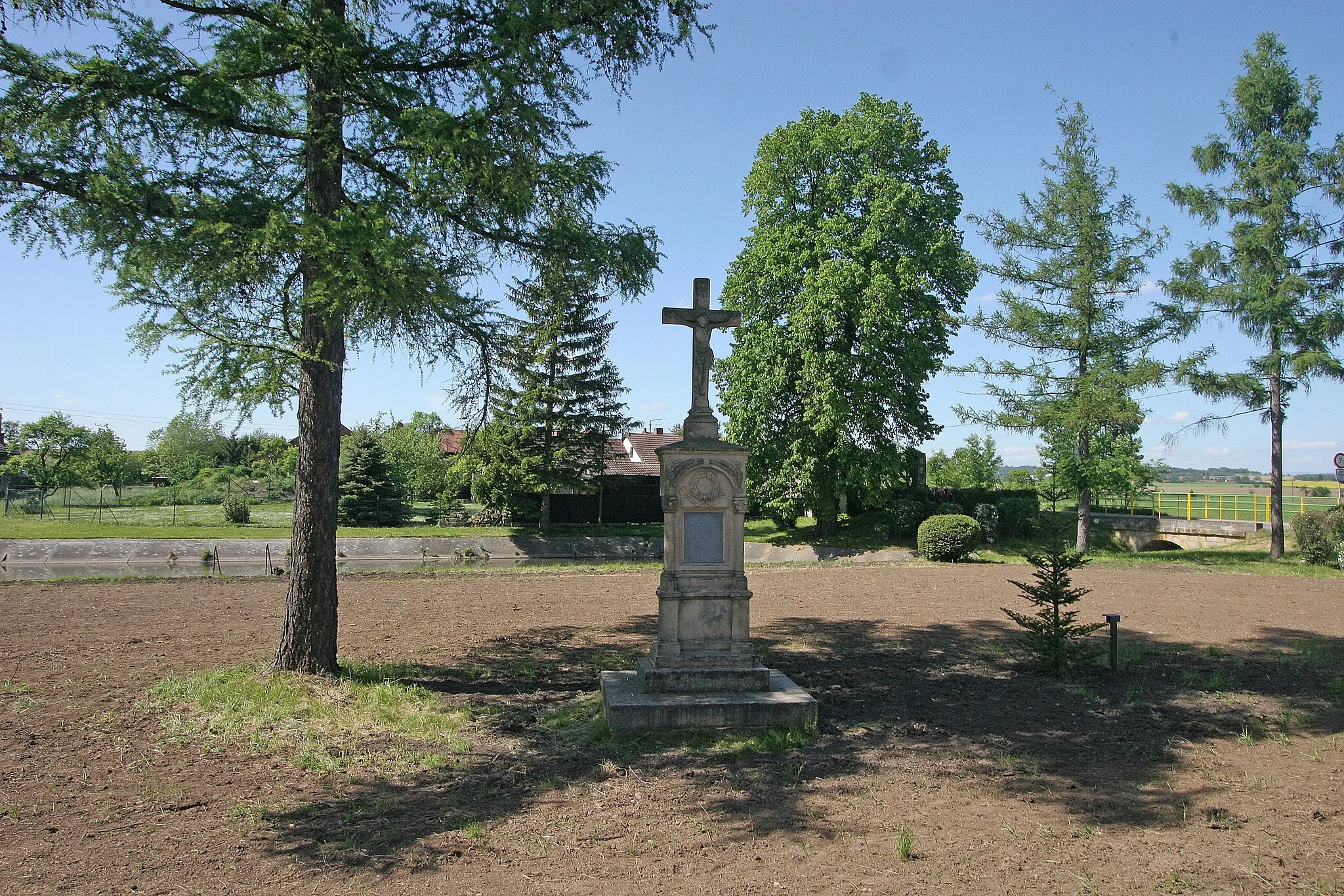 Photo showing: Ostrov křížek na návsi
Camera location 50° 20′ 05.57″ N, 15° 38′ 34.79″ E View this and other nearby images on: OpenStreetMap 50.334881;   15.642997

This file was created as a part of the photographic program of Wikimedia Czech Republic. Project: Foto českých obcí The program supports Wikimedia Commons photographers in the Czech Republic.