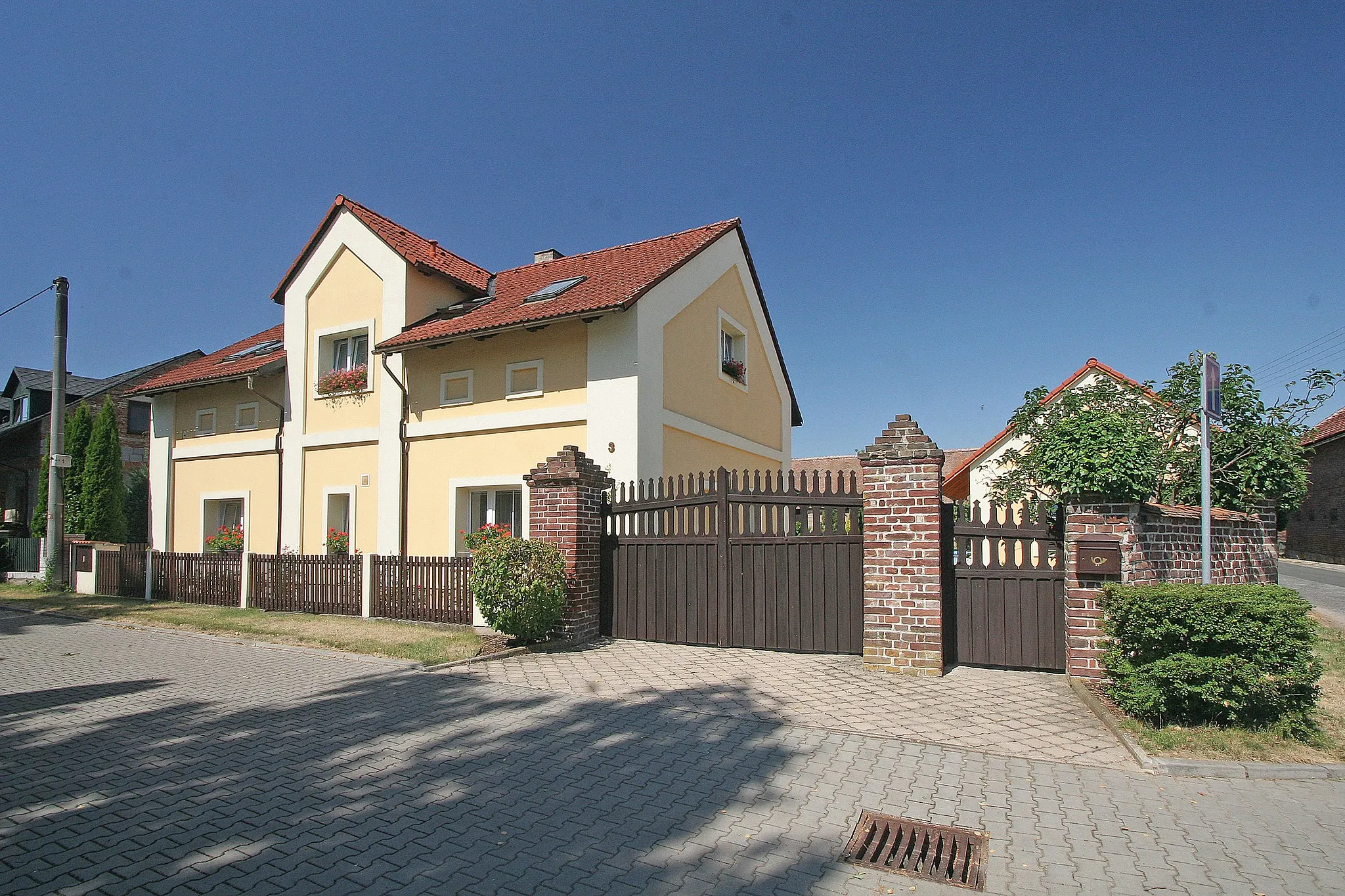 Photo showing: Bříza čp. 9
Camera location 50° 14′ 28.99″ N, 15° 45′ 57.78″ E View this and other nearby images on: OpenStreetMap 50.241387;   15.766051

This file was created as a part of the photographic program of Wikimedia Czech Republic. Project: Foto českých obcí The program supports Wikimedia Commons photographers in the Czech Republic.