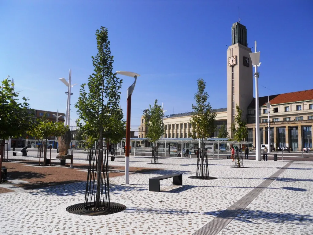 Photo showing: Hradec Králové, Riegerovo nam and Railway station