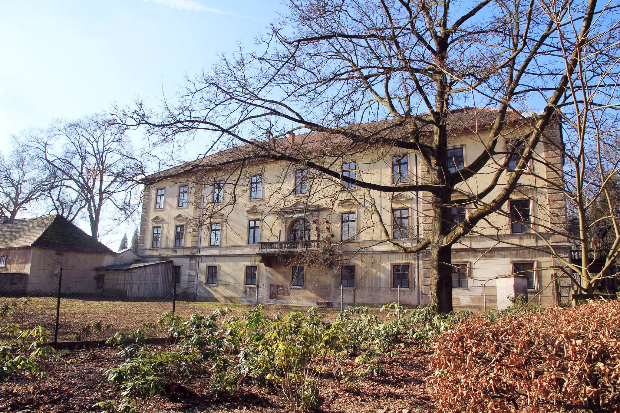 Photo showing: Dilapidated building of Bělohrad castle in Lázně Bělohrad, Czech Republic