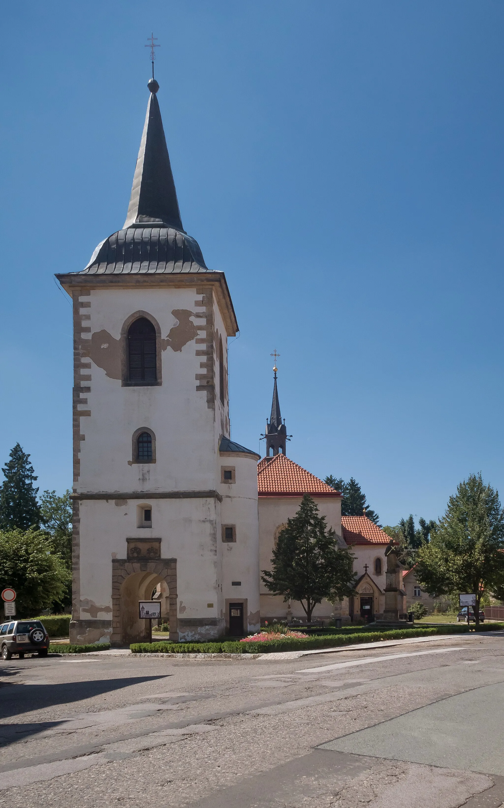 Photo showing: Miletín, church in the street: zvonice u kostela, pozůstatek komendy Německých rytířů