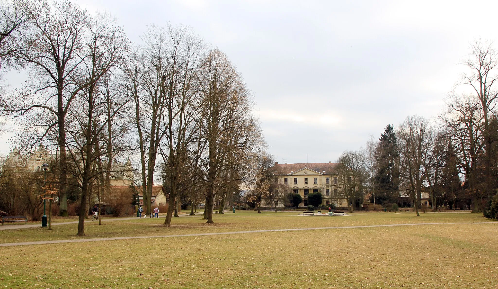 Photo showing: View on rare side of Bělohrad castle building from Karel Václav Rais park in Lázně Bělohrad, Czech Republic