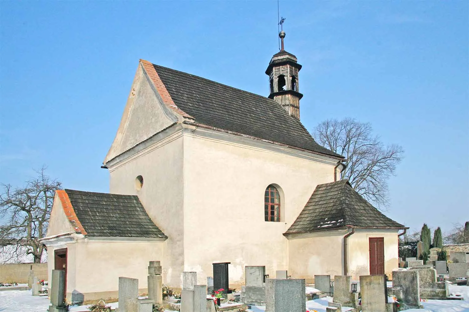 Photo showing: Originally Romanesque church of Saint John the Baptist in Semín, Pardubice District, Czech Republic