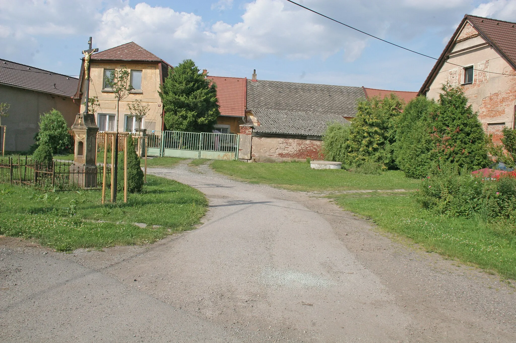 Photo showing: Vestec křížek
Camera location 50° 22′ 15.41″ N, 15° 52′ 34.99″ E View this and other nearby images on: OpenStreetMap 50.370947;   15.876387

This file was created as a part of the photographic program of Wikimedia Czech Republic. Project: Foto českých obcí The program supports Wikimedia Commons photographers in the Czech Republic.