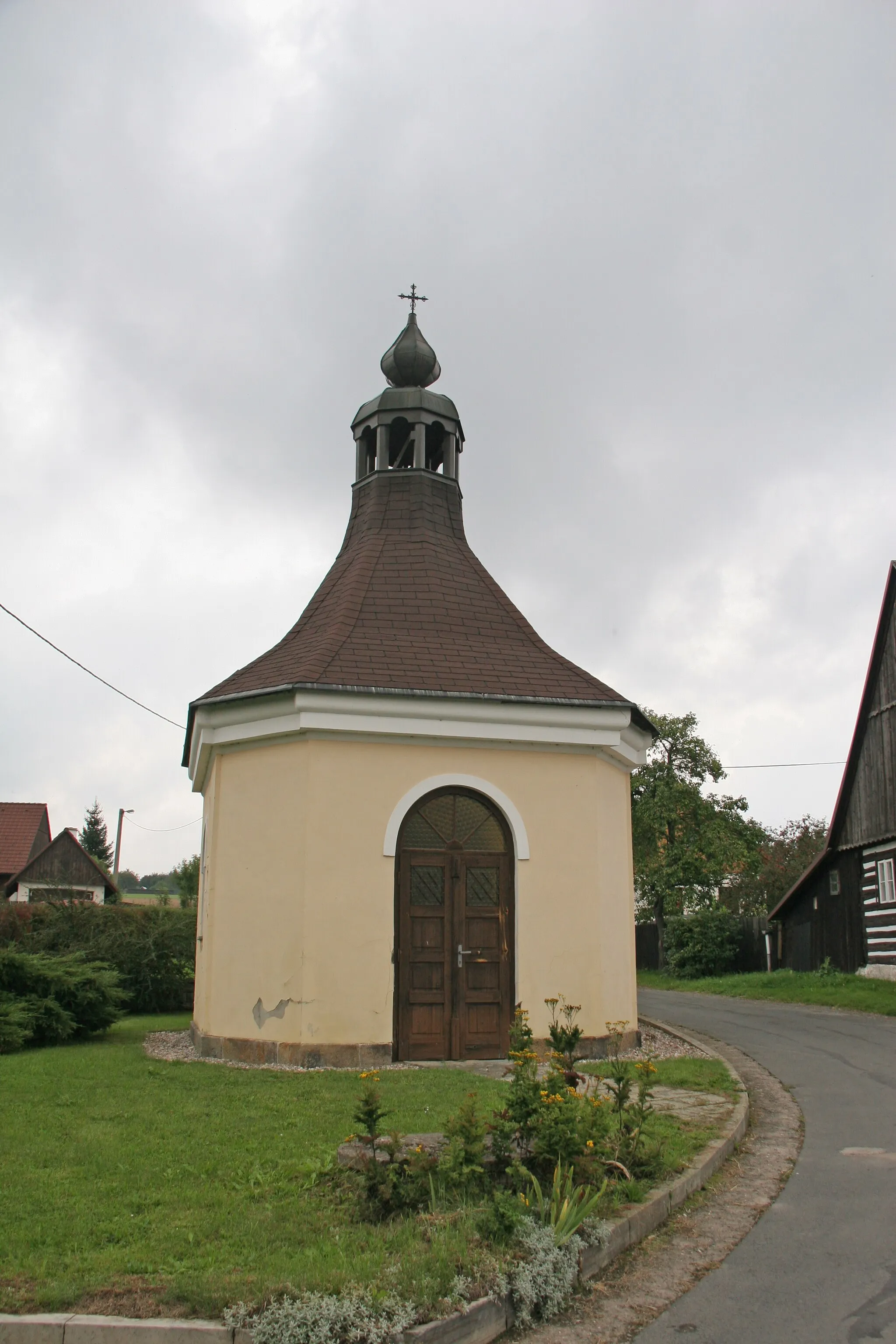 Photo showing: Malá Bukovina kaple
Camera location 50° 25′ 12.97″ N, 15° 57′ 41.67″ E View this and other nearby images on: OpenStreetMap 50.420270;   15.961574

This file was created as a part of the photographic program of Wikimedia Czech Republic. Project: Foto českých obcí The program supports Wikimedia Commons photographers in the Czech Republic.