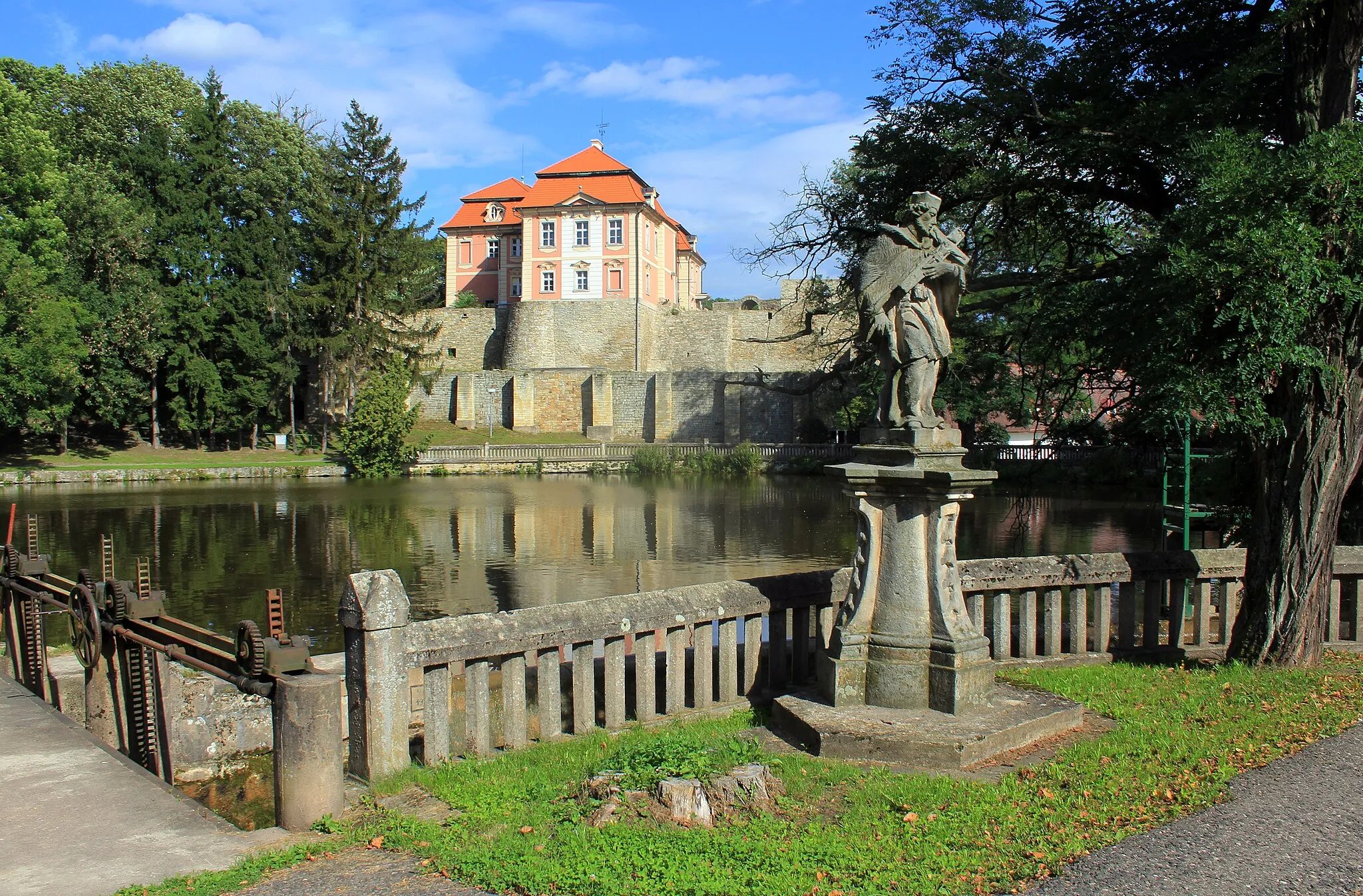 Photo showing: Small castle over pond in Chvalkovice, east Bohemia, Czech Republic