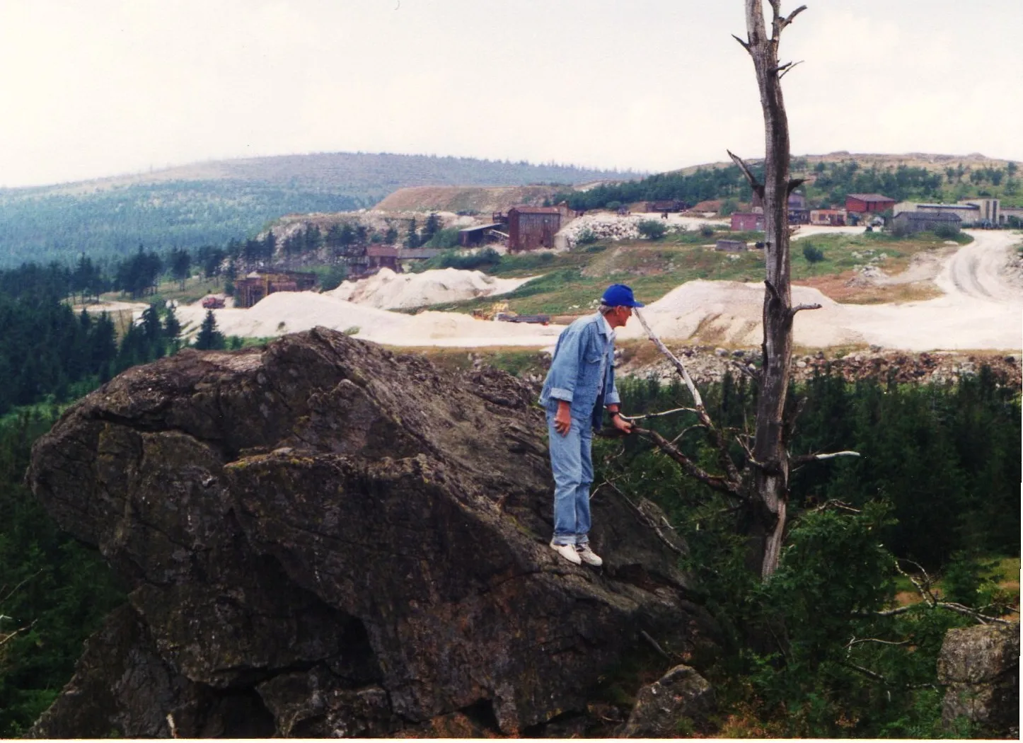 Photo showing: Widok ze Zwaliska na Wysoką Kopę i kopalnię kwarcu Stanisław w 1997r.