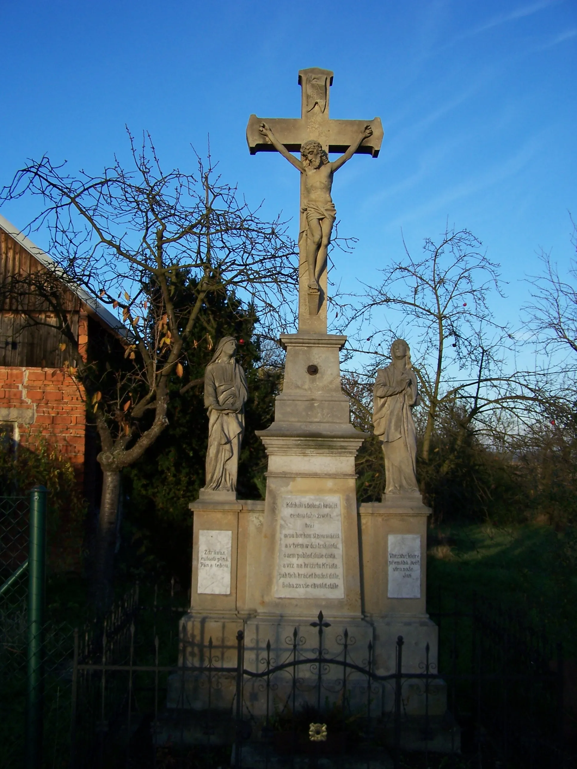 Photo showing: Kříž v Dolním Černilově (okres Hradec Králové)