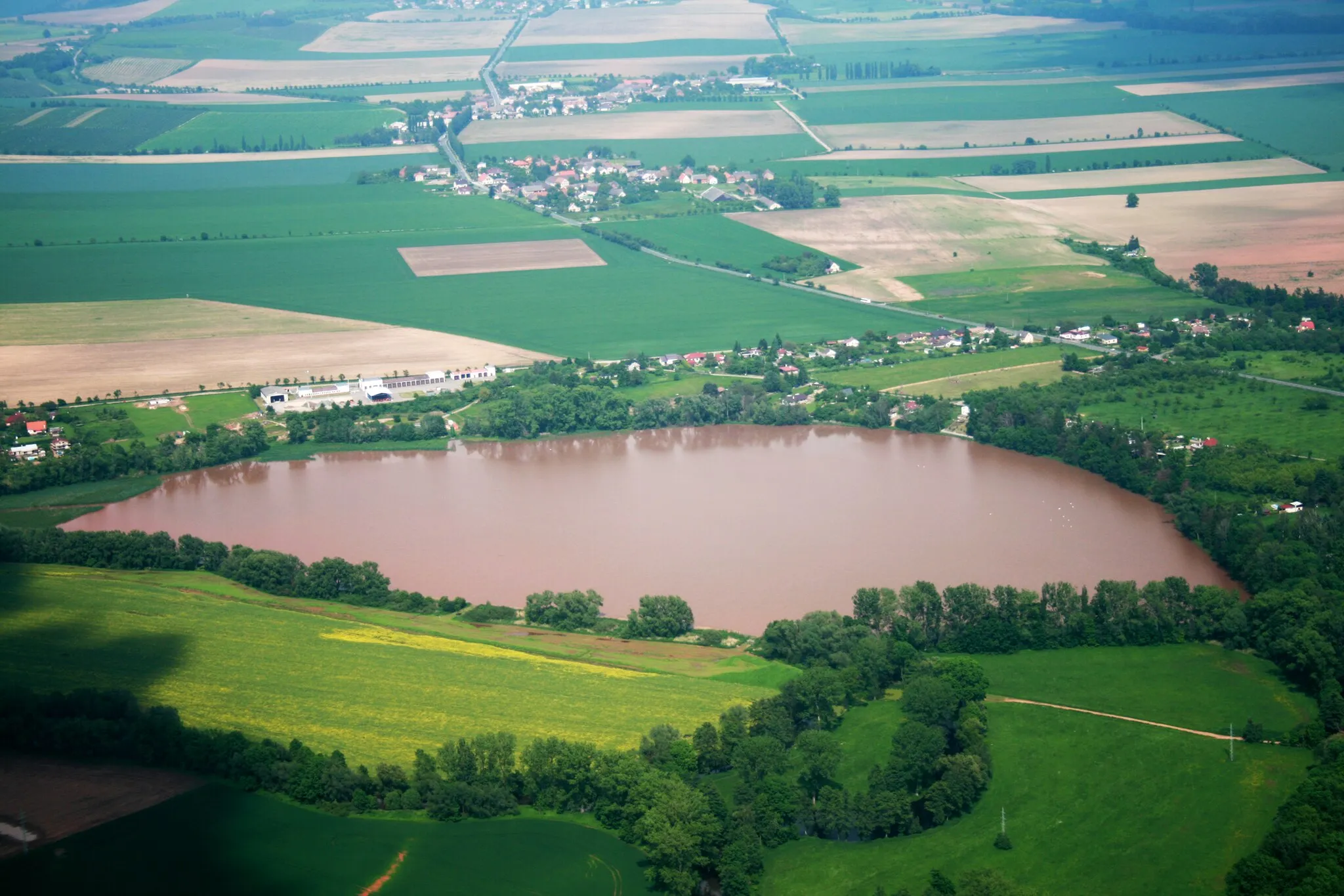 Photo showing: Pond near of town Jaroměř from air, villages Čáslavky and Dolany on background, eastern Bohemia, Czech Republic