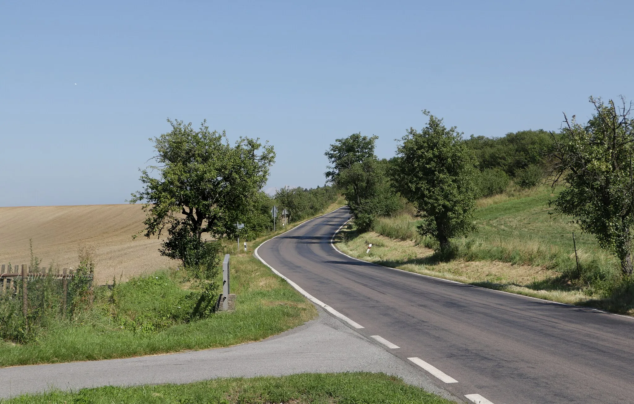 Photo showing: Road No 304 in Dobříkovec, part of Opočno, Czech Republic.